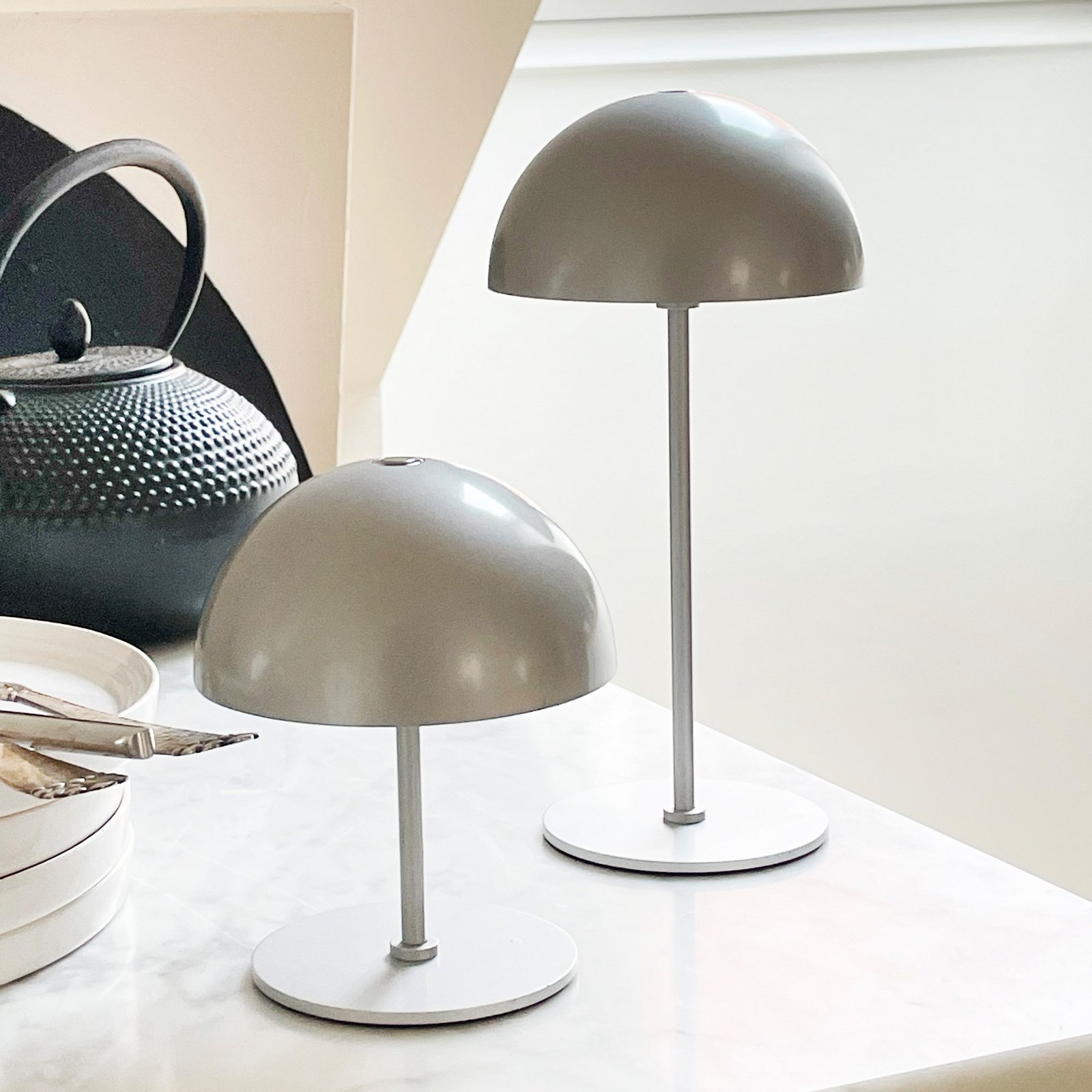 Dyberg Larsen Lampada LED da tavolo a batteria Along, color argento, 20 cm