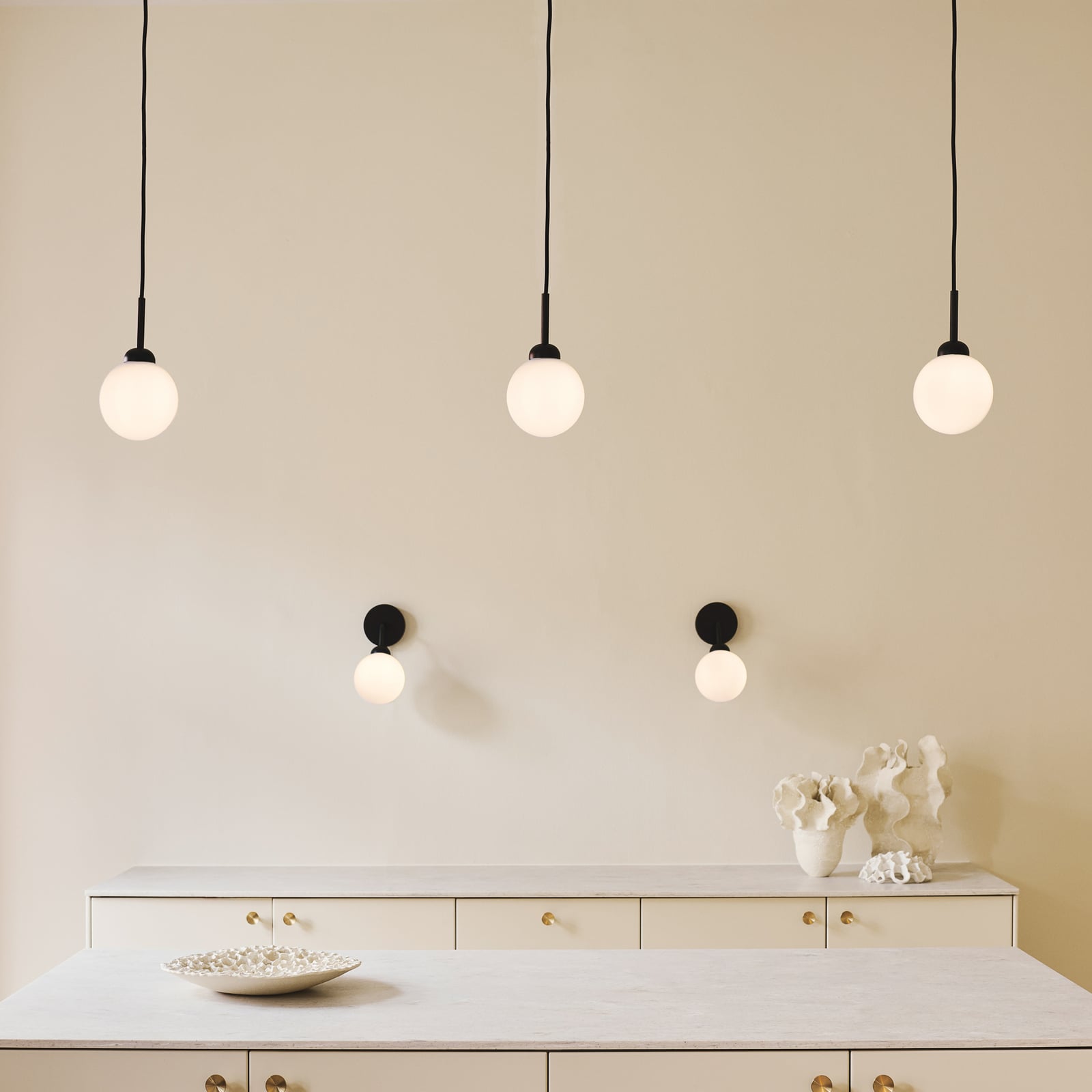 Nuura pendellampa Apiales 1, Ø 12 cm, svart/opal