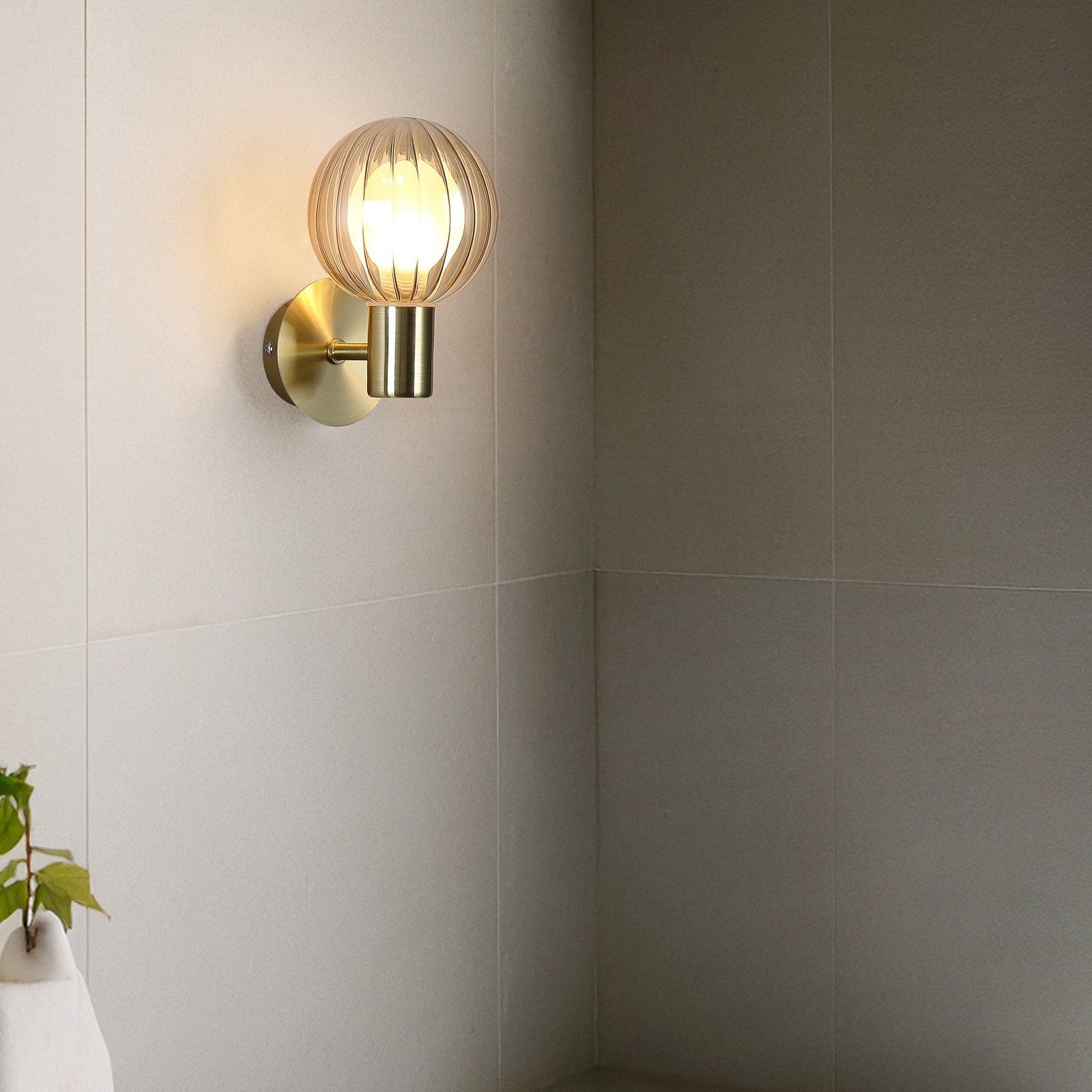 Vannas istabas sienas lampa Lumisphere, krēmkrāsas/misiņa krāsas, augstums 12 cm