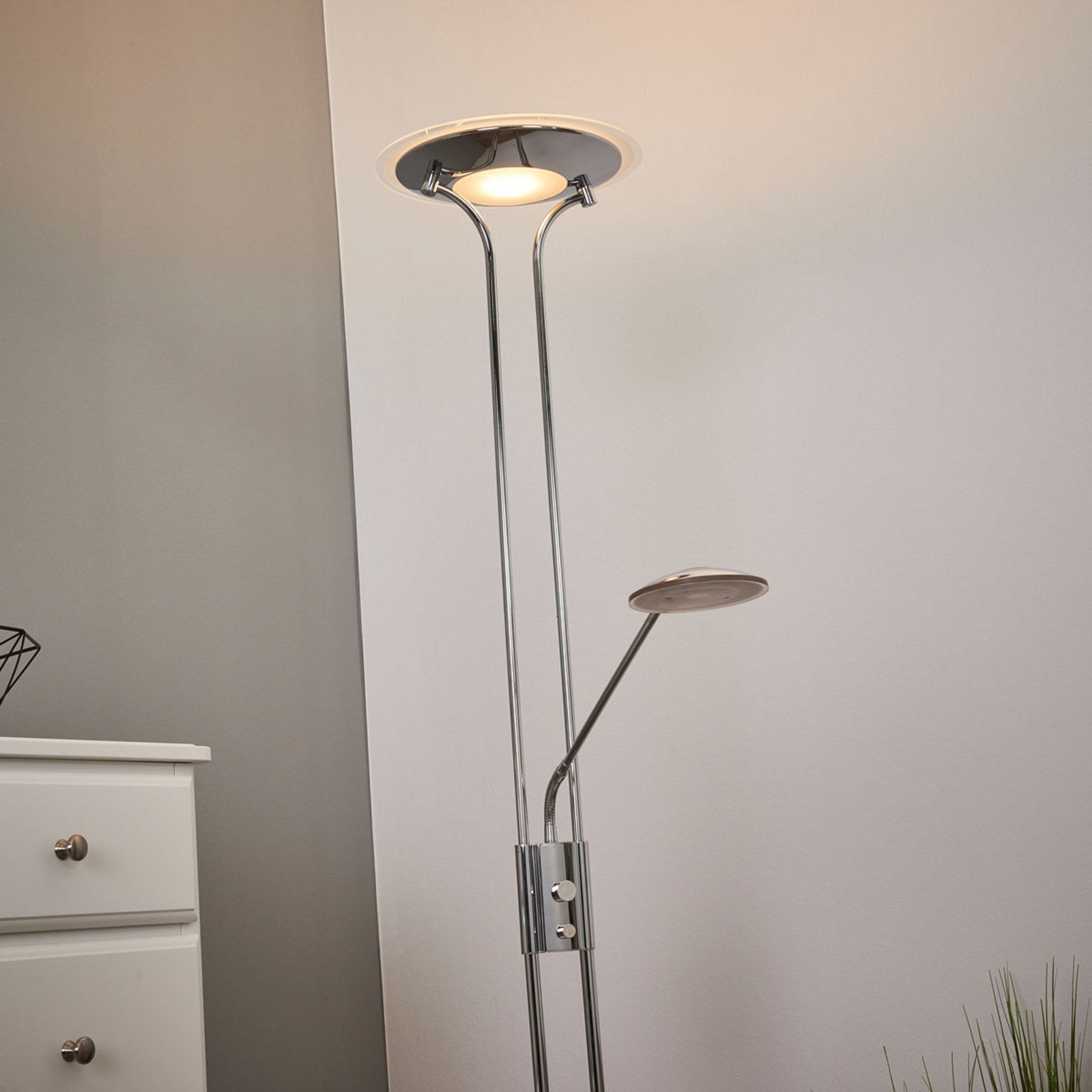 LED stojací lampa Aras s lampou na čtení, chrom