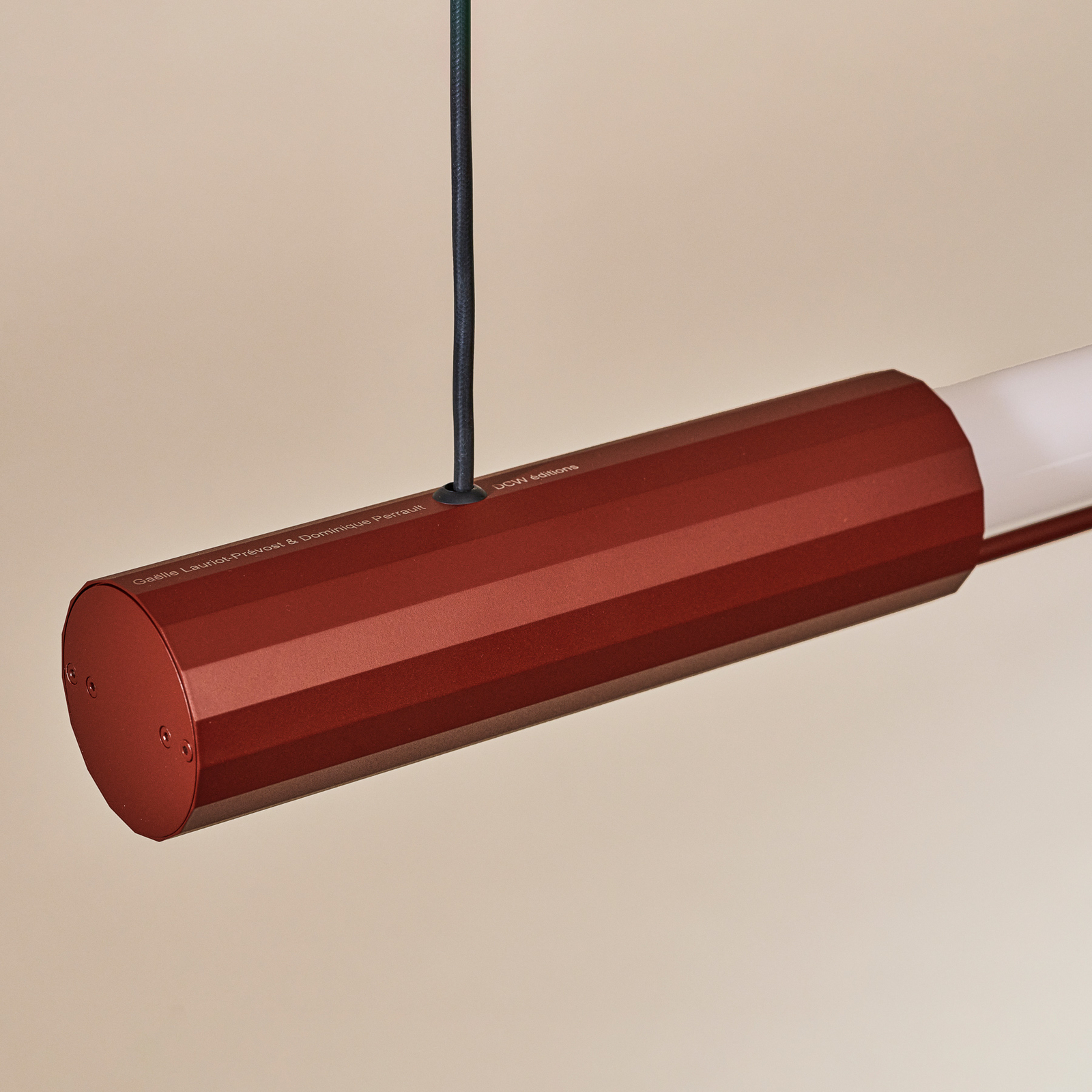 Lampada LED a sospensione In Fine, rossa, lunghezza 105 cm - DCW