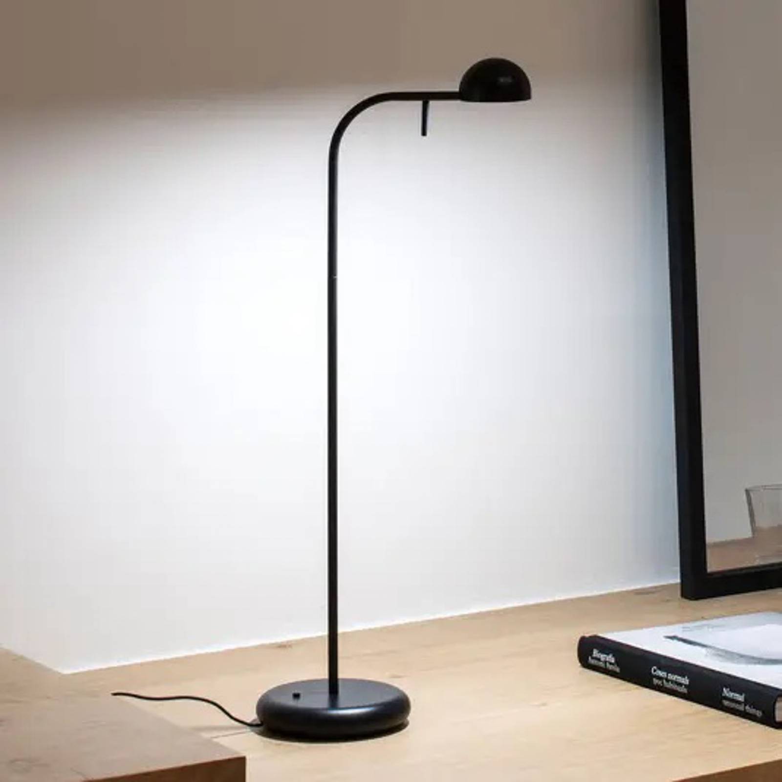 Vibia Pin 1655 stolná LED lampa, dĺžka 40 cm, krém