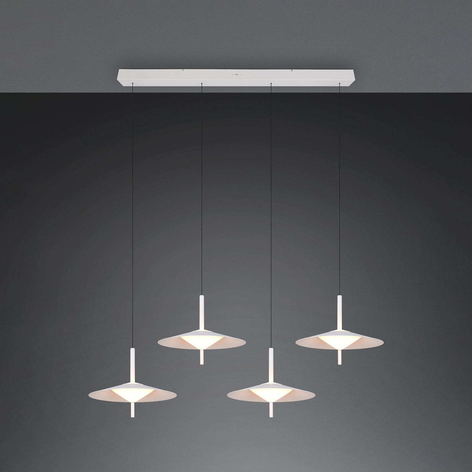 LED piekaramā lampa „Amalo“, matēti balta, garums 146 cm, CCT, 4 spuldzes. LED piekaramā lampa „Amalo“, matēti balta, garums 146 cm, CCT, 4 spuldzes.