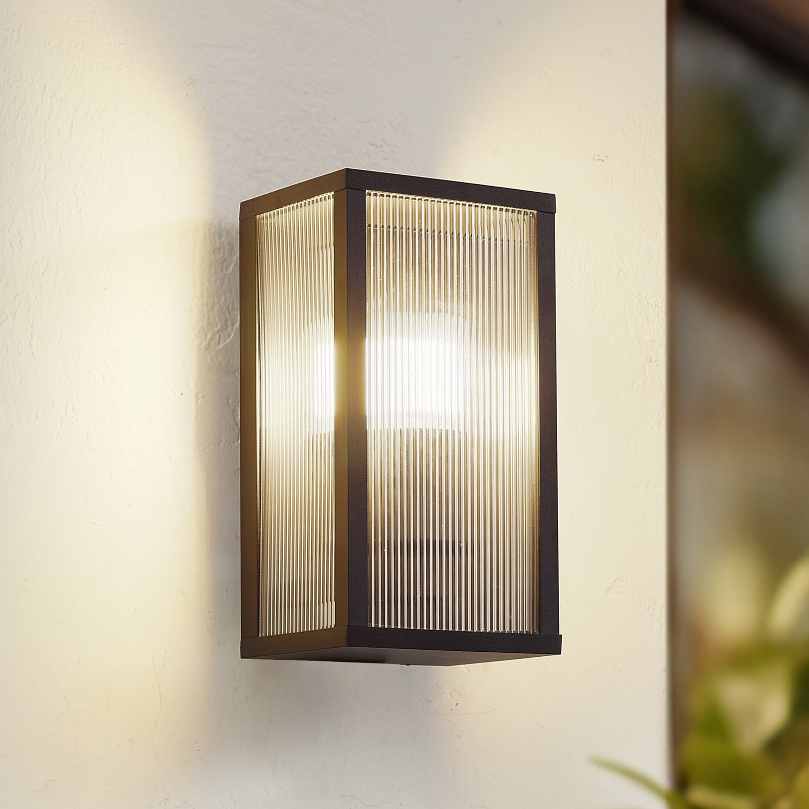 Lindby Peldar outdoor wall lamp, 26 cm, ribbed glass, IP44, E27