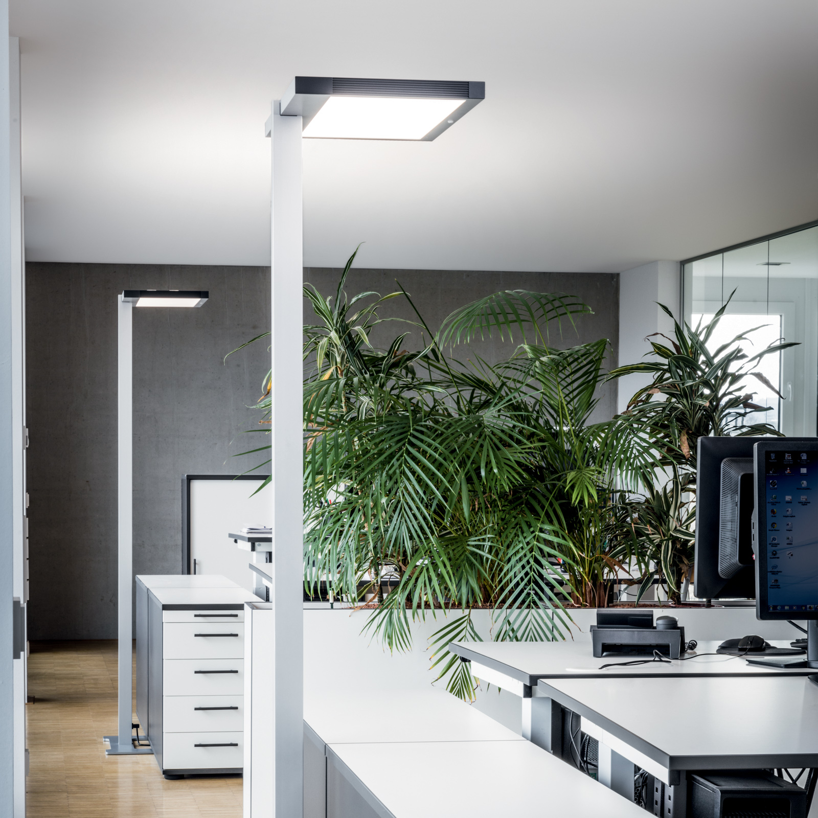 Luctra Vitawork LED kantoor vloerlamp met PIR