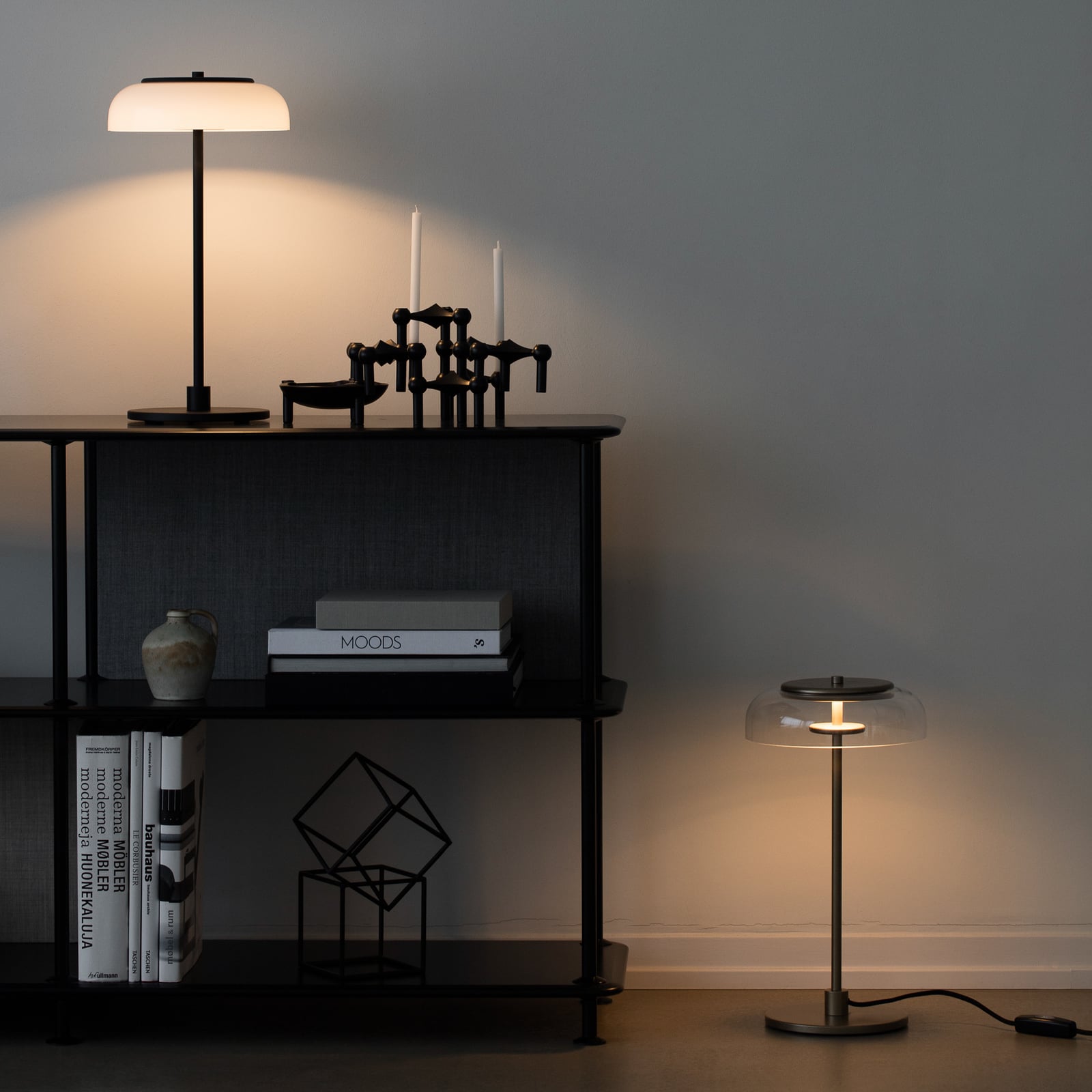 Nuura LED-laualamp Blossi, kõrgus 43 cm, must/opaalklaas