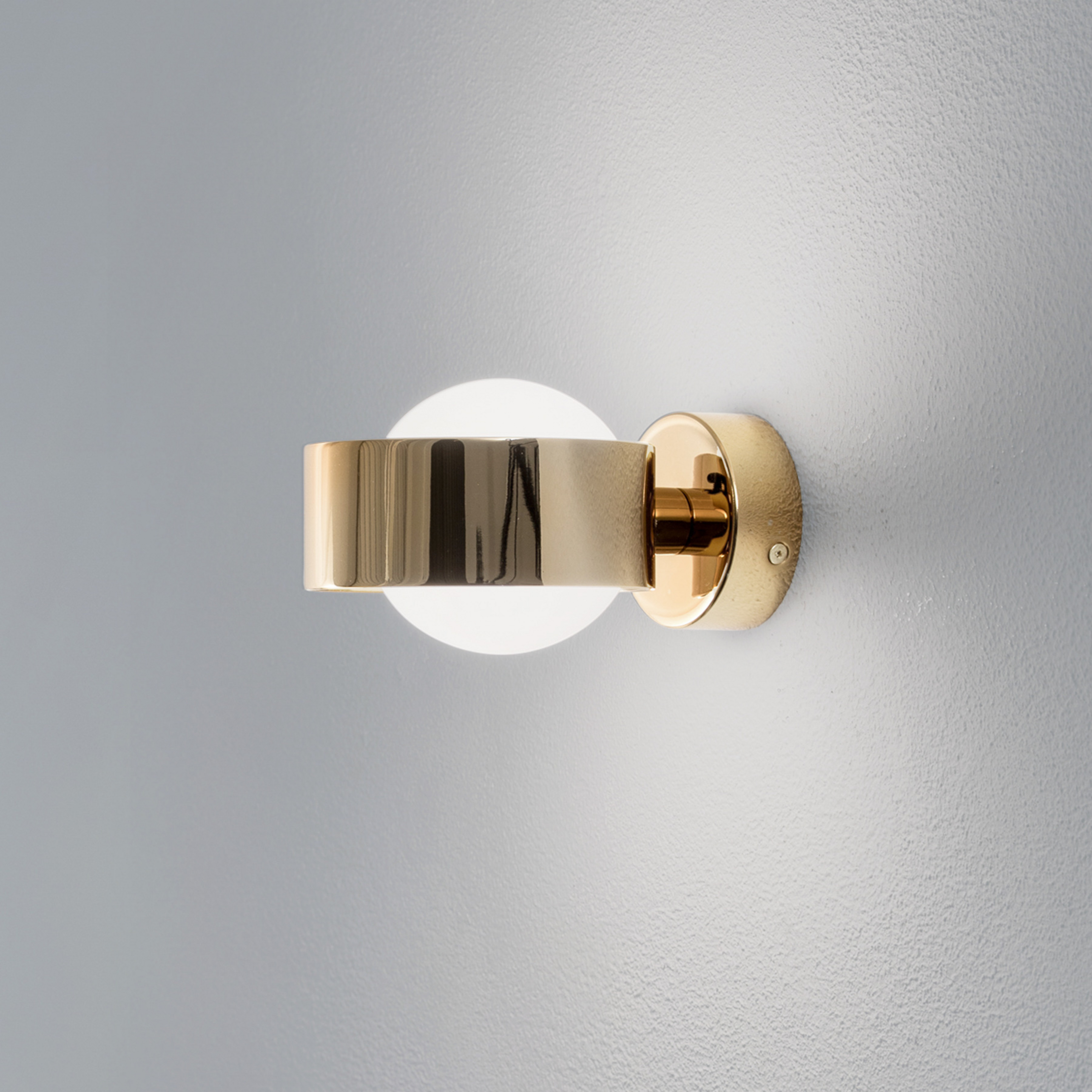 Nástenné svetlo Mado, oceľ mosadz, sklo opál, 1-pl