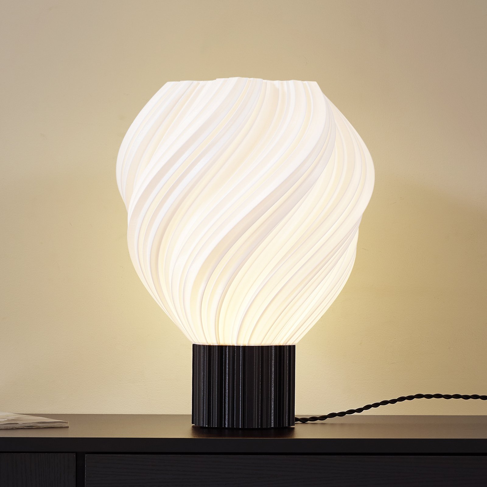 Lindby lampa stołowa Nuvia, wysokość 39,1 cm, biała, toczona