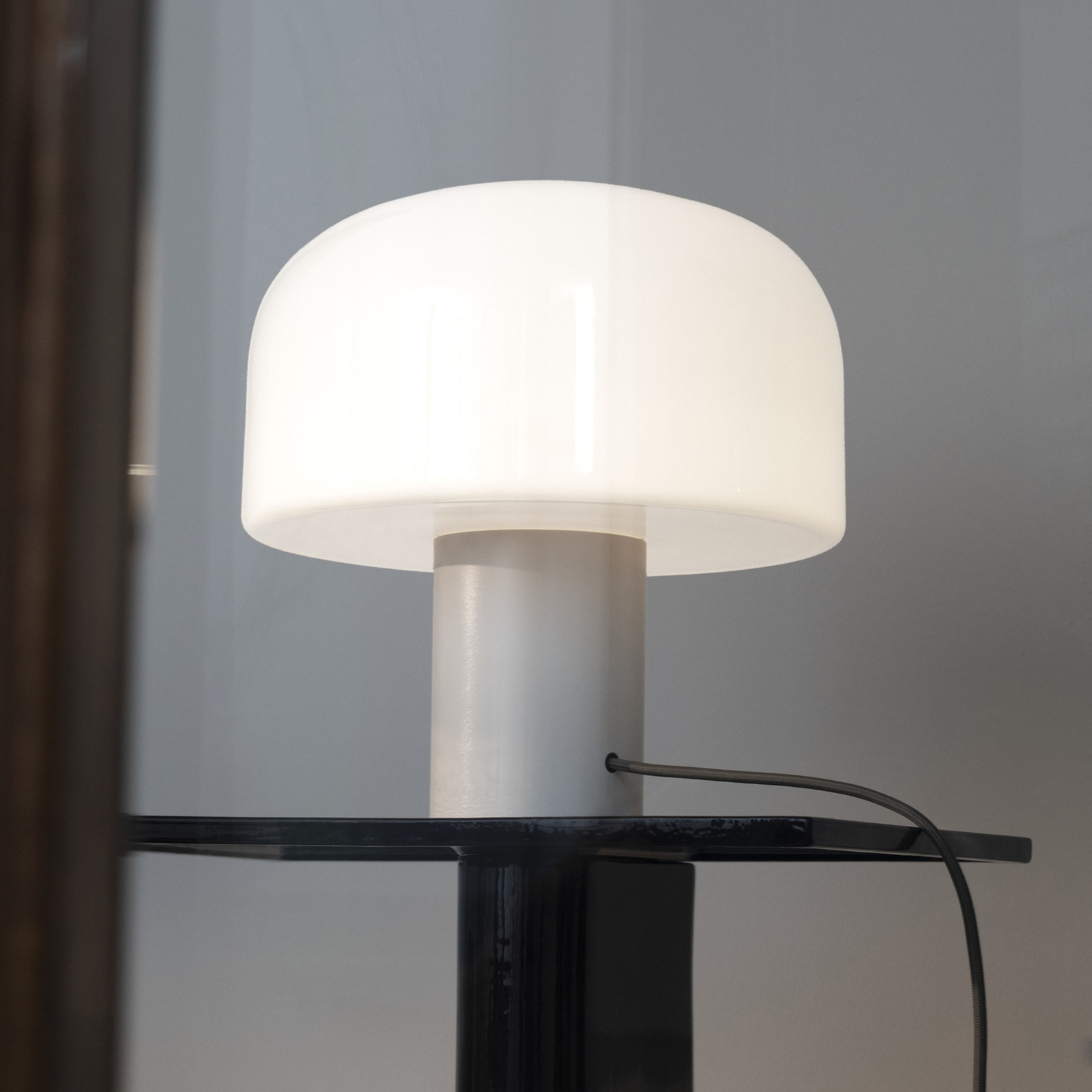 FLOS Lampe à poser Bellhop Glass T, blanc, hauteur 34 cm, intensité