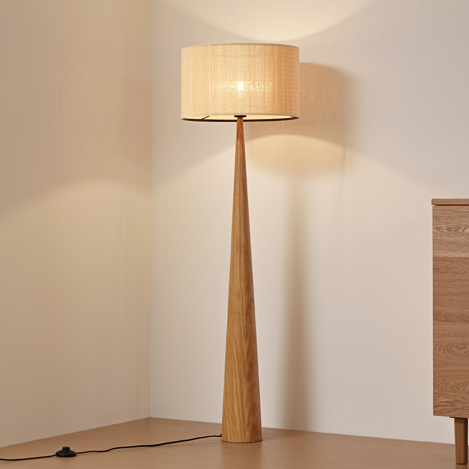 Lucande Stehleuchte Fabrena, naturfarben, Bambus, Höhe 138cm