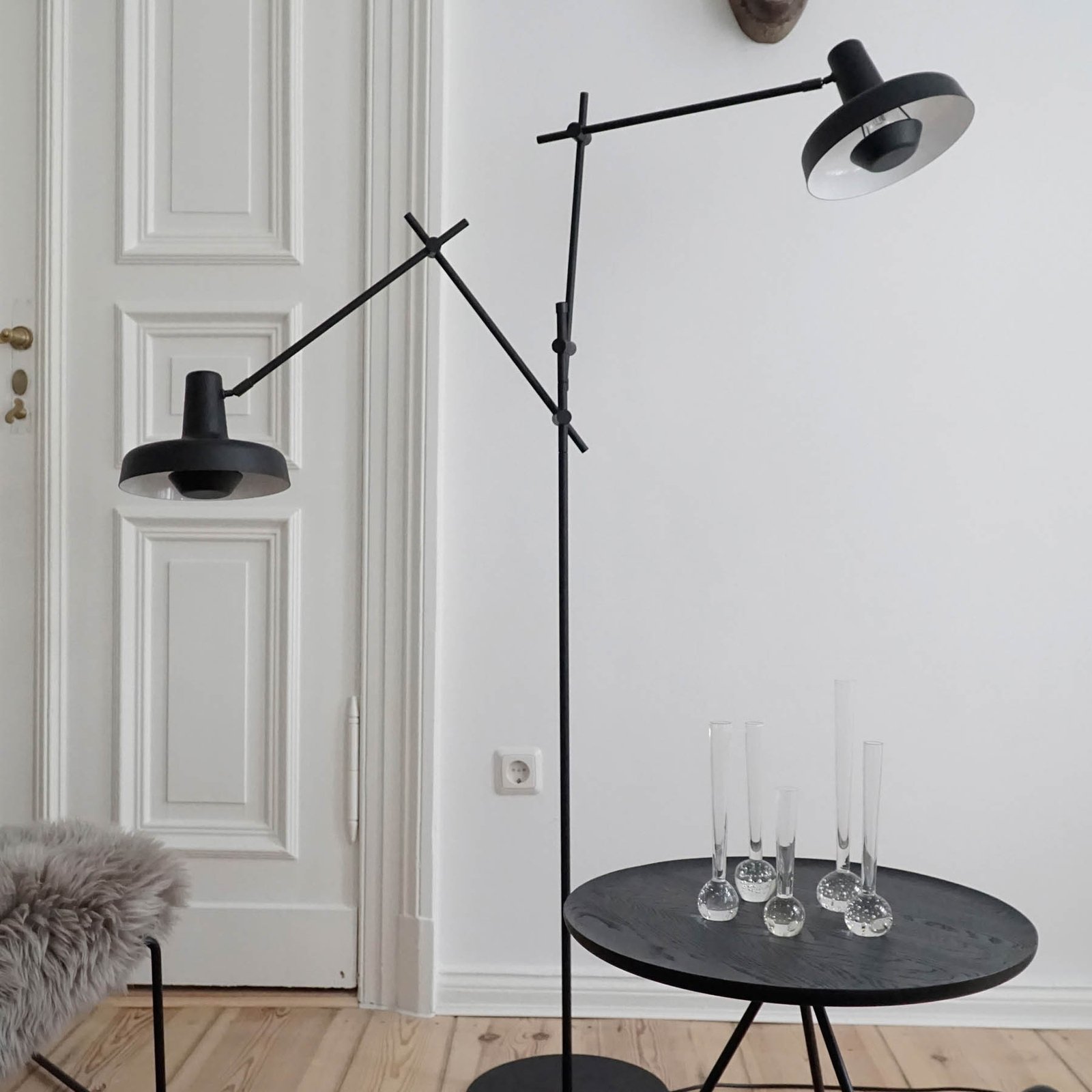 GRUPA Arigato floor lamp, 2-bulb, black