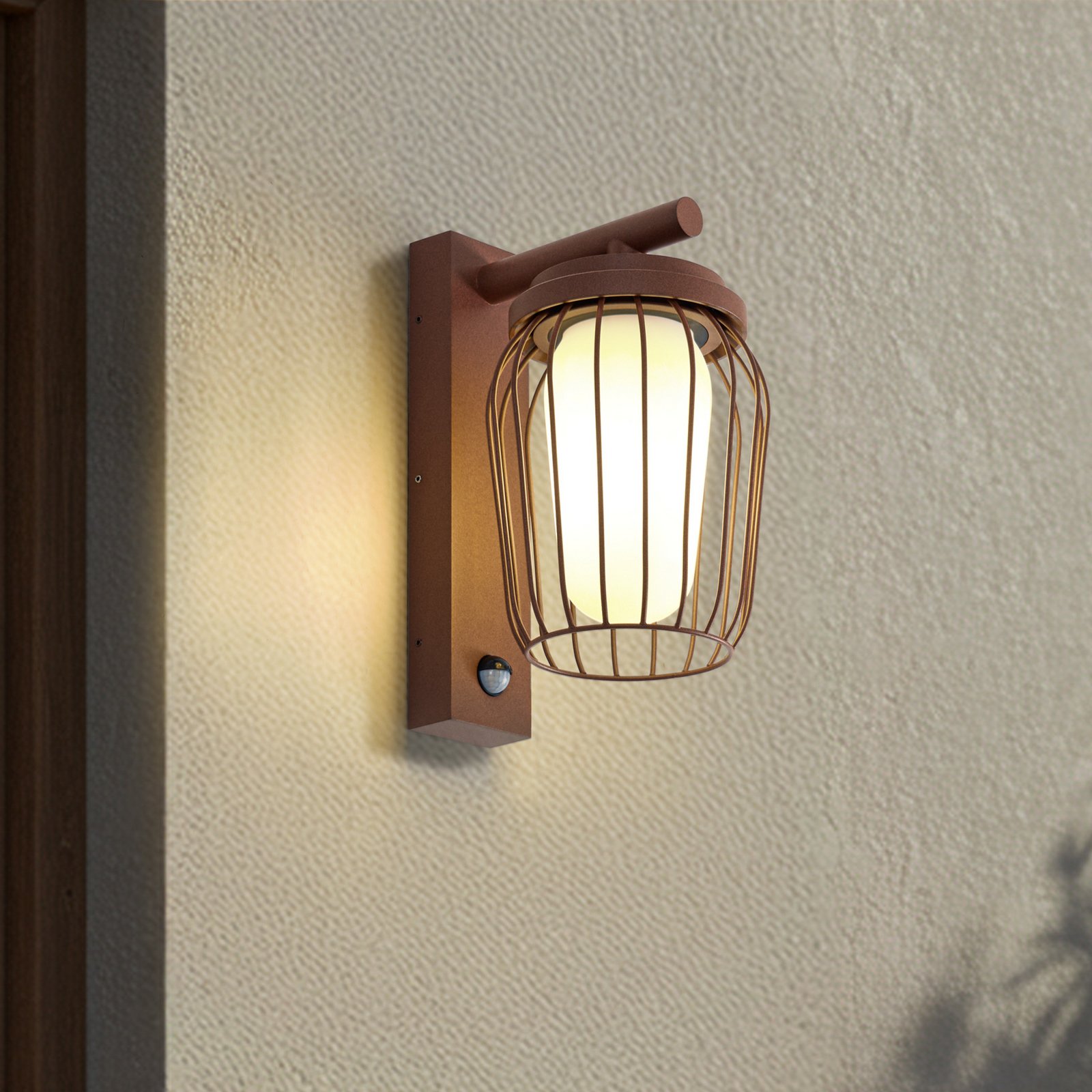 Lucande Venkovní nástěnné svítidlo Chandan, rez, senzor, IP44, E27