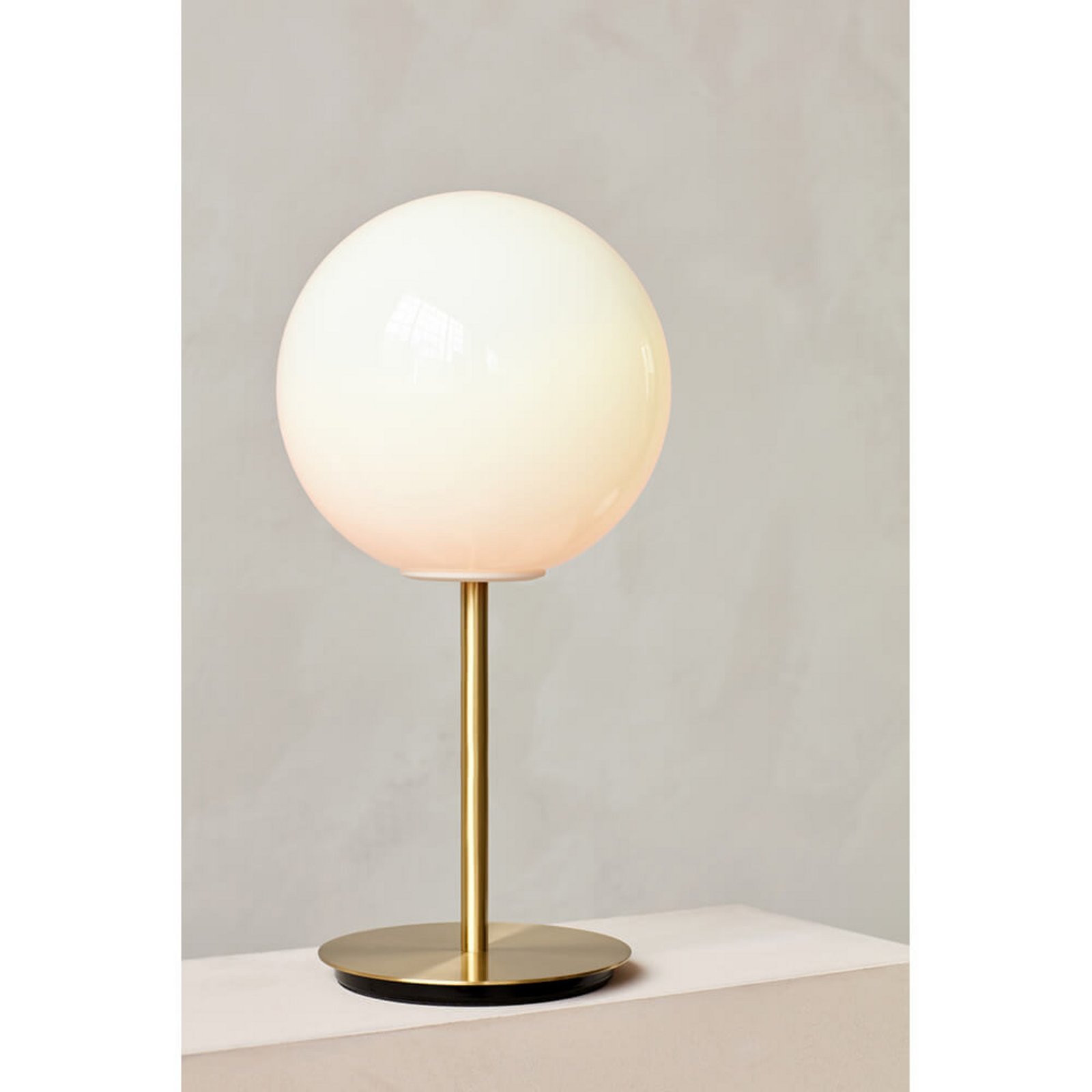 TR Bulb Stolová Lampa Brushed Brass/Matt Opal - Audo Copenhagen