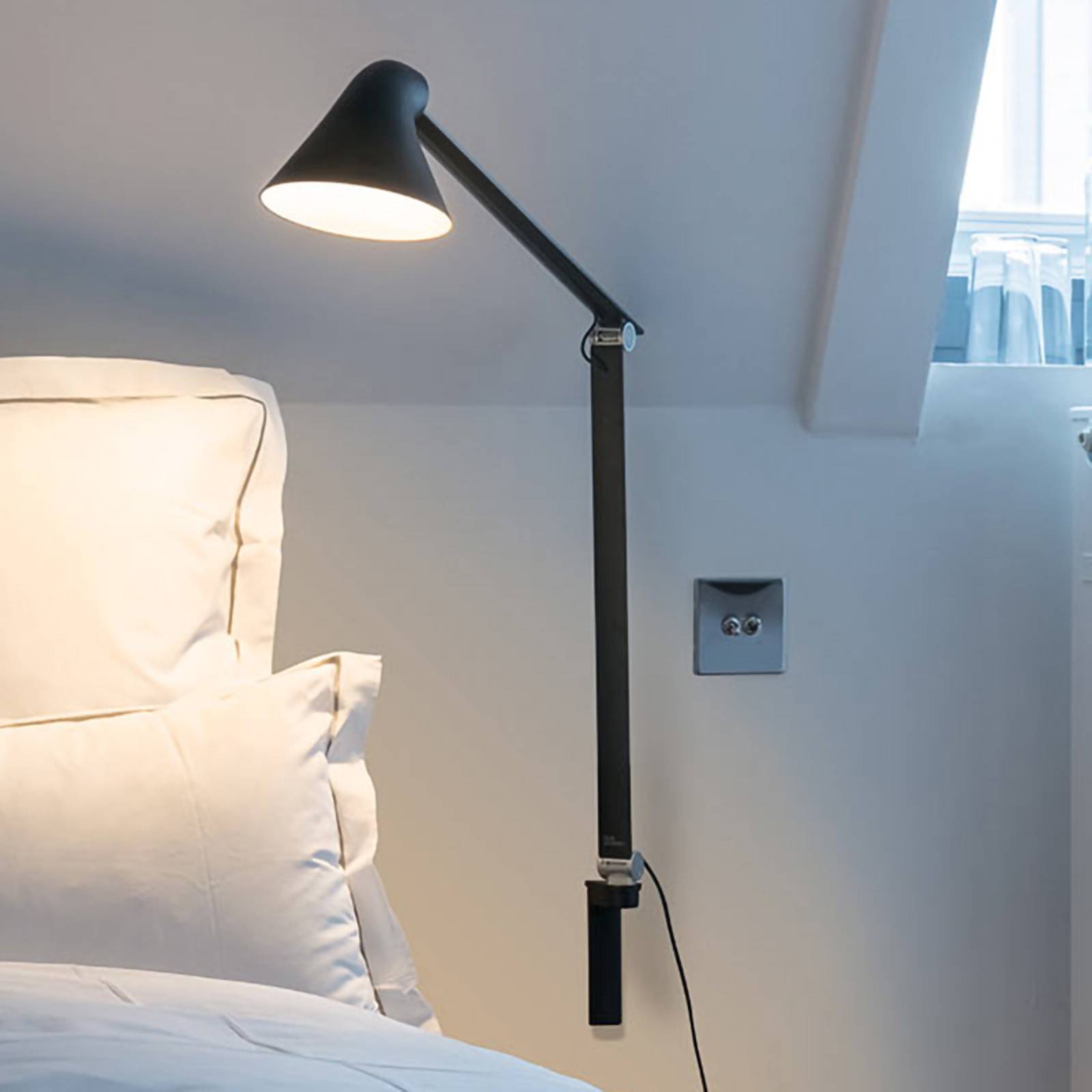 E-shop Louis Poulsen NJP LED lampa, dlhé rameno, čierna