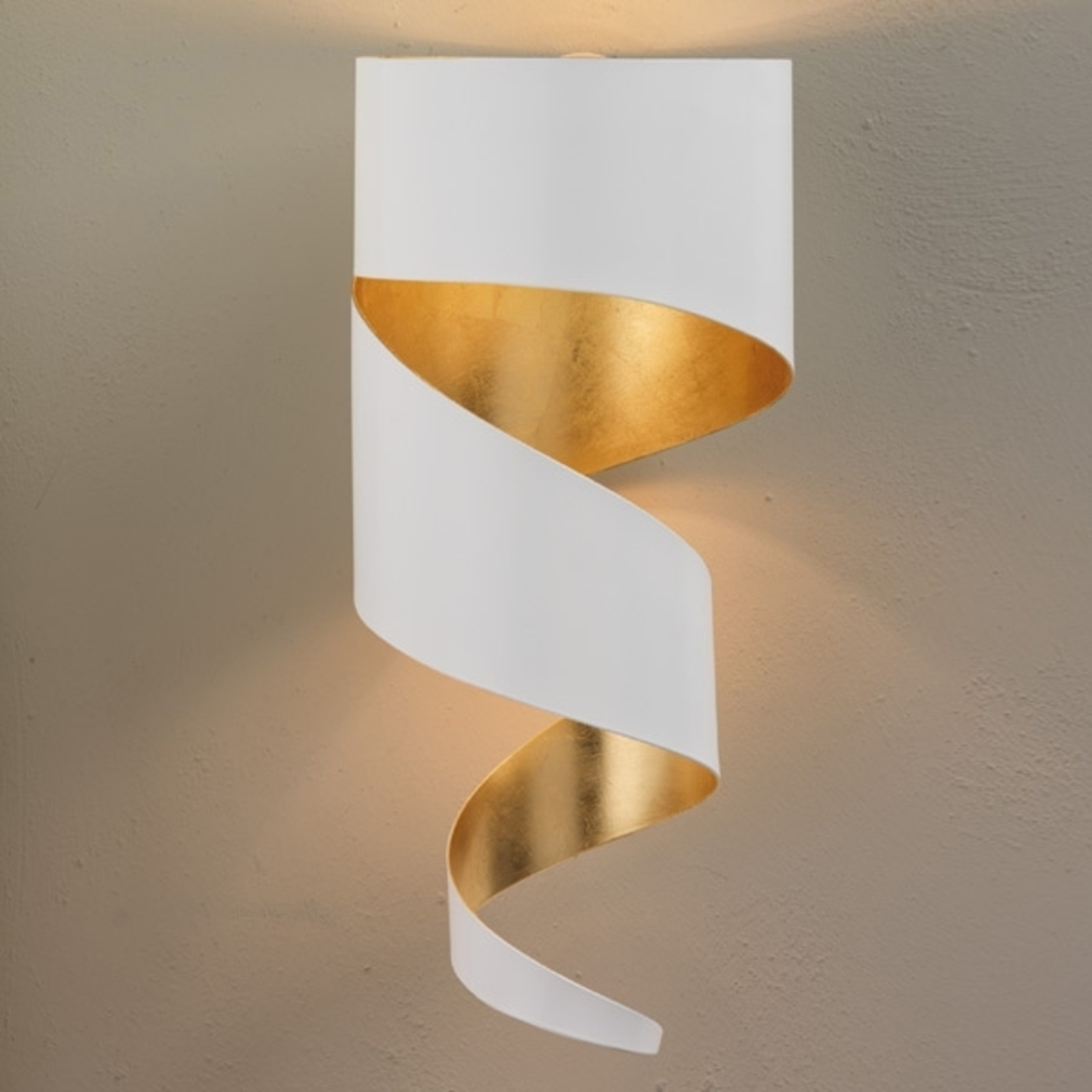 Gibas Attractive wall light Remi, white and gold, for Living / Dining Room, metal, gold leaf, E27, 60 W, energy efficiency: A++, H: 40 cm
