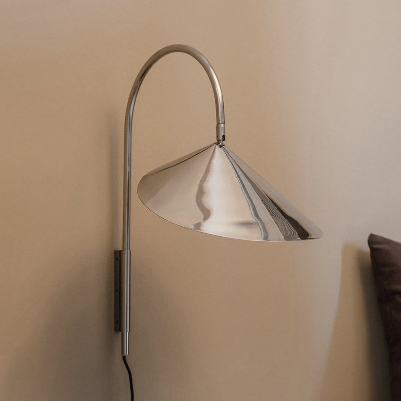 Arum vegglampe, stål, metallkontakt, 47 cm – ferm LIVING - Stue - Design - Rustfritt stål - Med en lyskilde