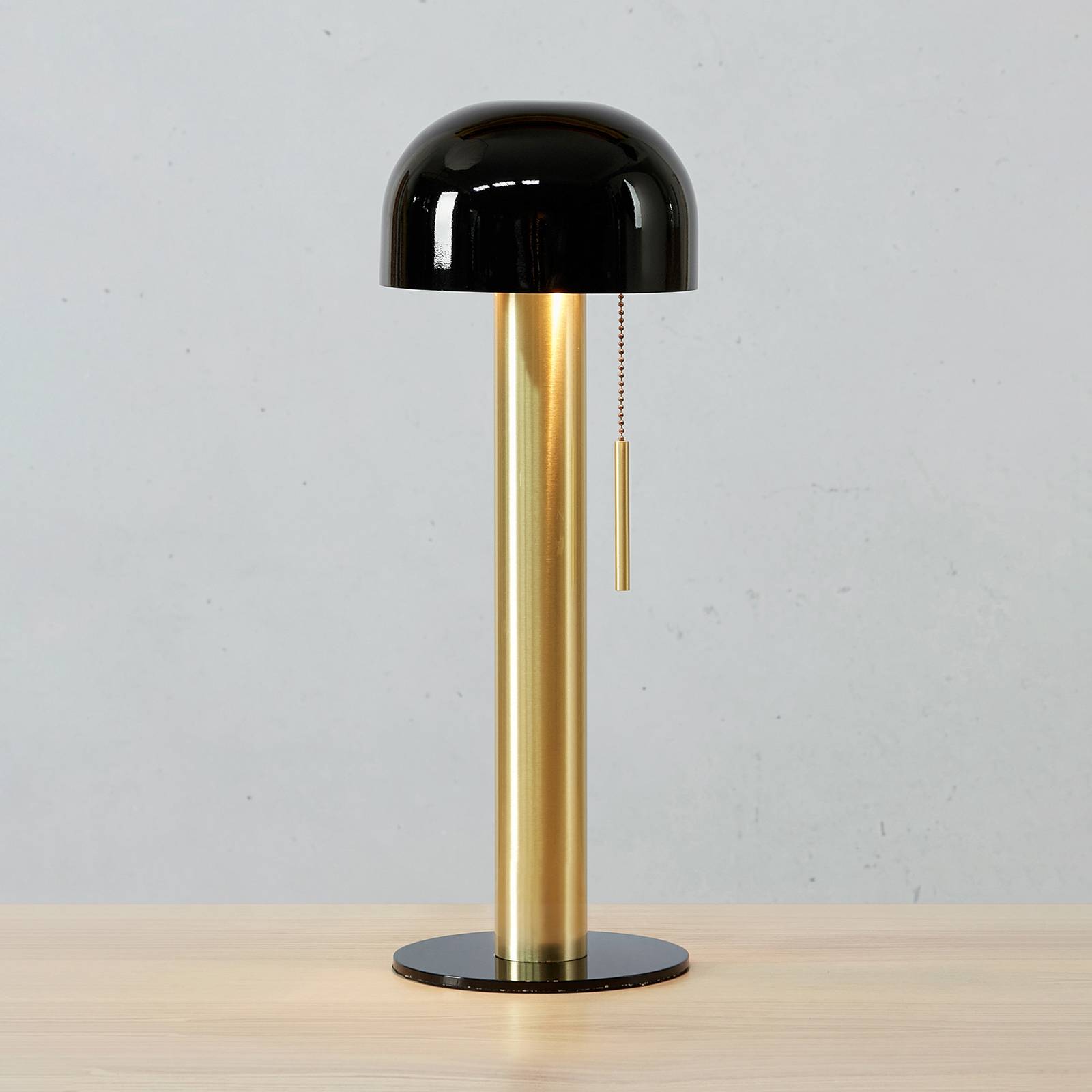 Kovová stolová lampa Costa, čierna/mosadz