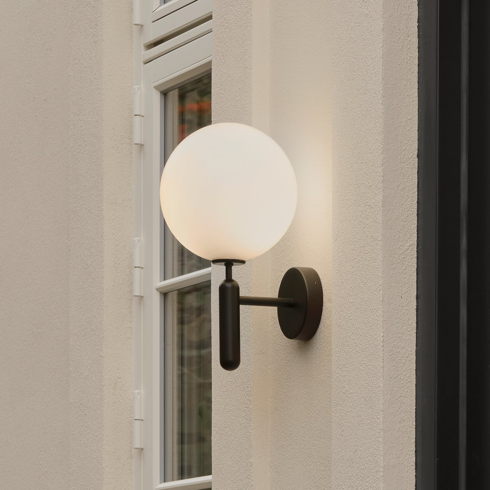 Utendørs vegglampe Miira, svart/opal, Ø 20 cm - Nuura