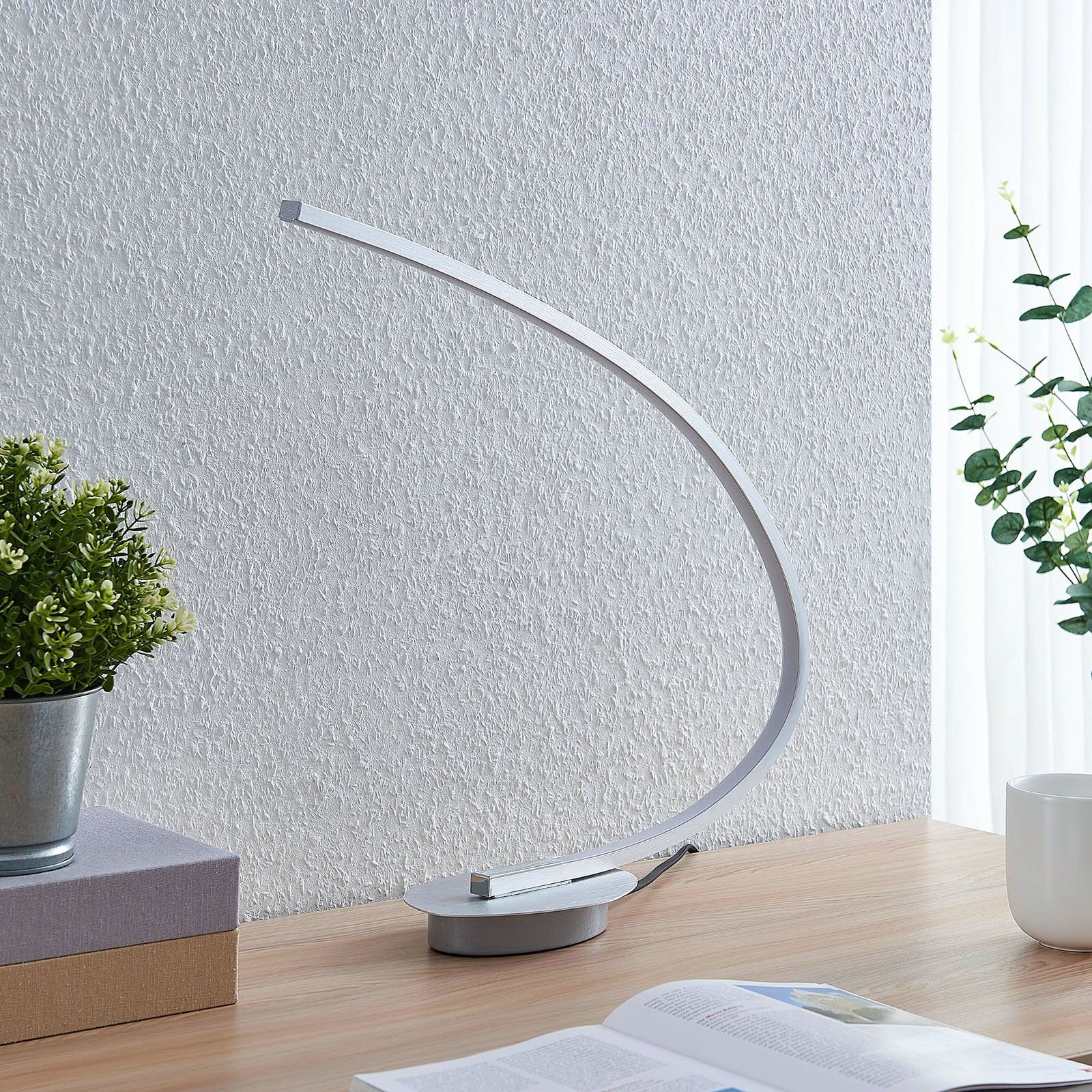 Lámpara de mesa LED Nalevi, forma de arco, plata