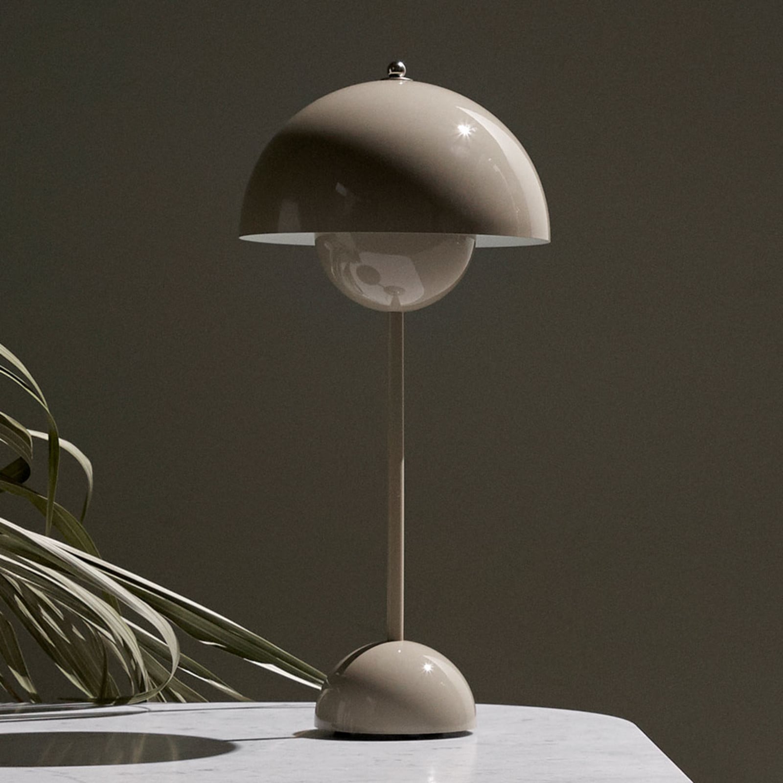 Flowerpot VP3 bordlampe, grå-beige, 50 cm &Tradition - Stue - Design - Metal - Med én lyskilde