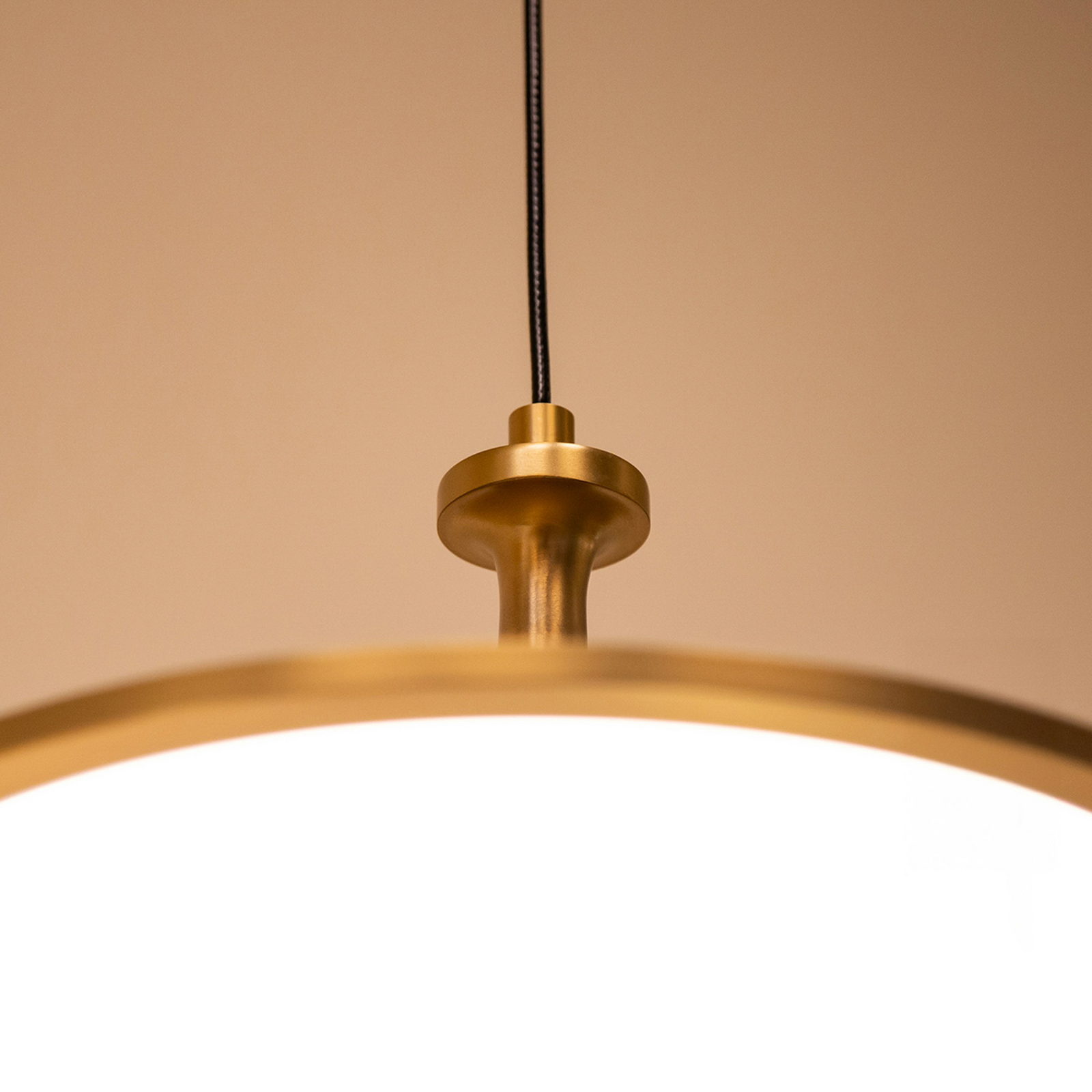 LED-Hängelampe Issa, goldfarben, Ø 31 cm, Metall, dimmbar LED-Hängelampe Issa, goldfarben, Ø 31 cm, Metall, dimmbar