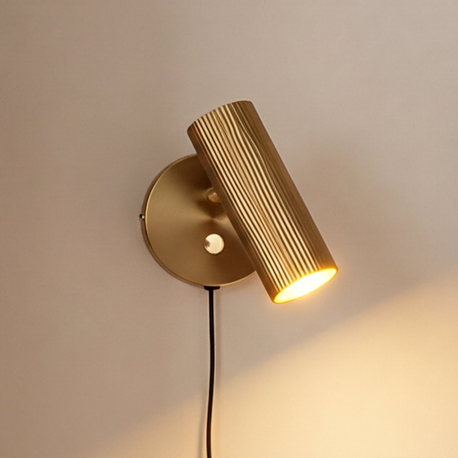 Globen Lighting sienas lampa Hubble, matēts misiņš