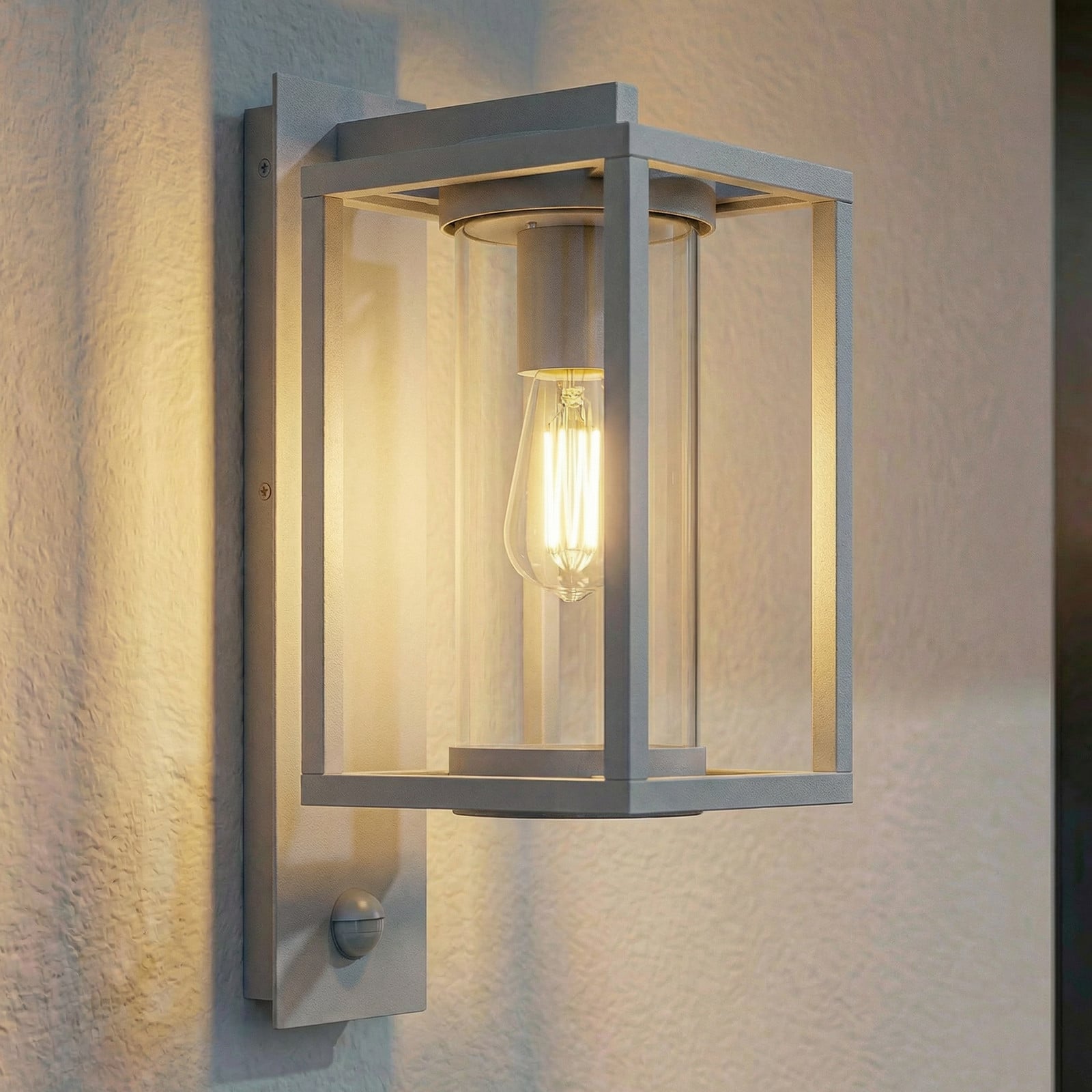 Ferda udendørs væglampe, sensor, E27, IP44, lysegrå Lucande - Terrasse - Moderne - Aluminium - Med én lyskilde