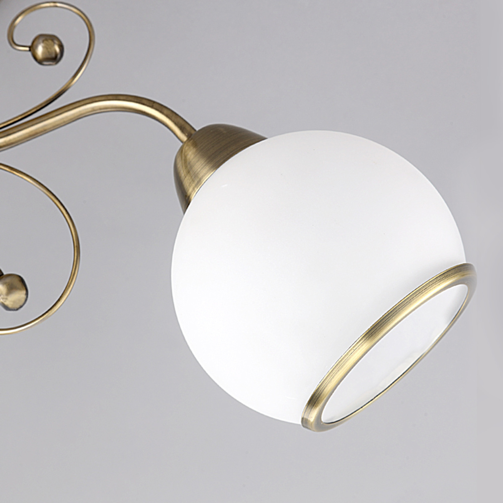 Corentin - skøn loftslampe i klassisk stil