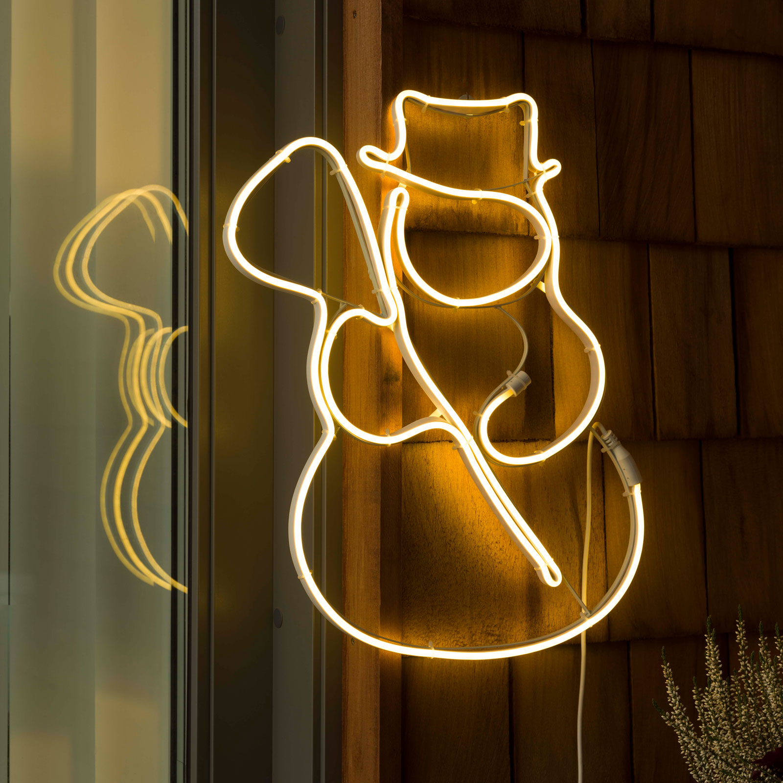 Silhuett-snømann i LED-vinduet