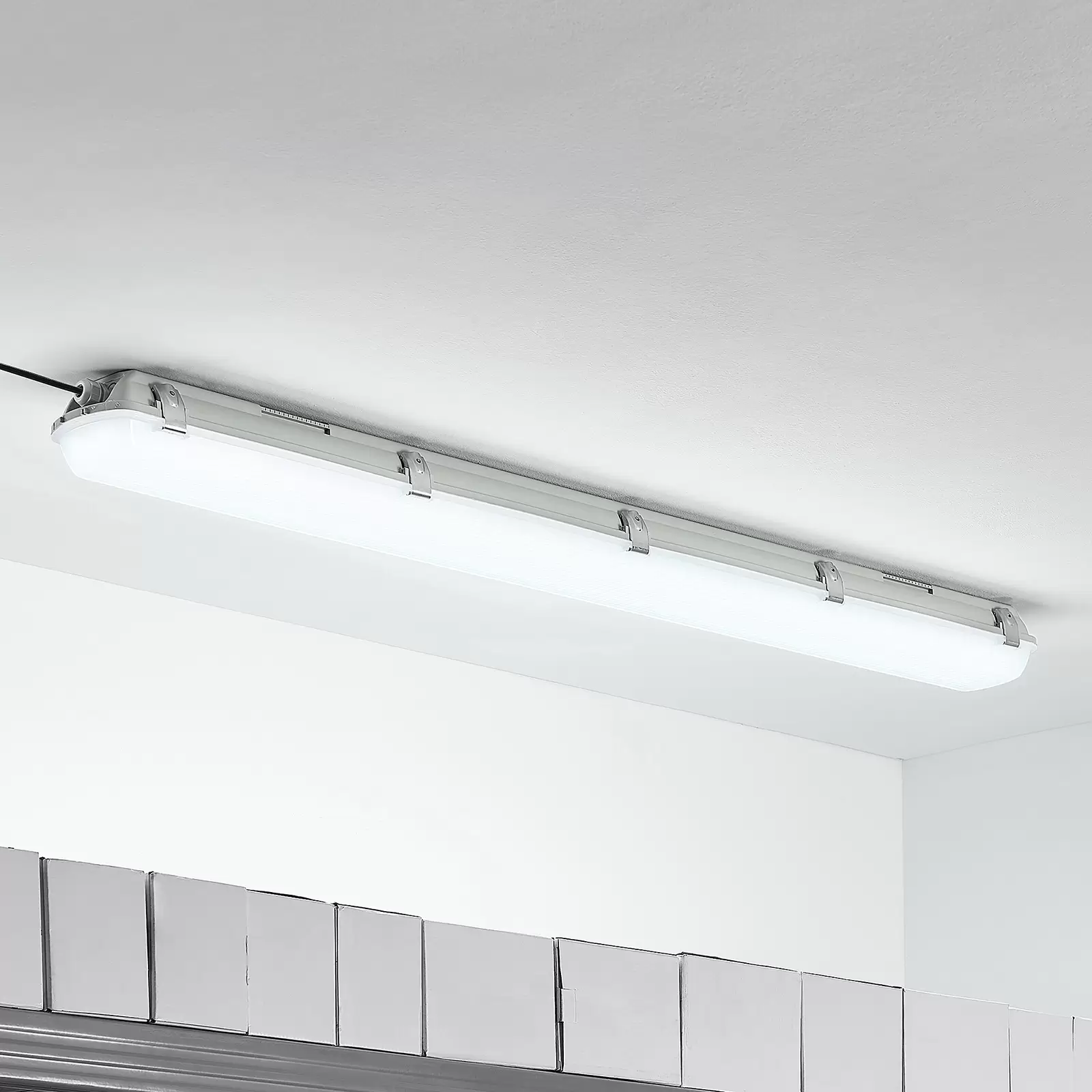 Plafonnier blanc diffuseur lumière LED garage pièce humide