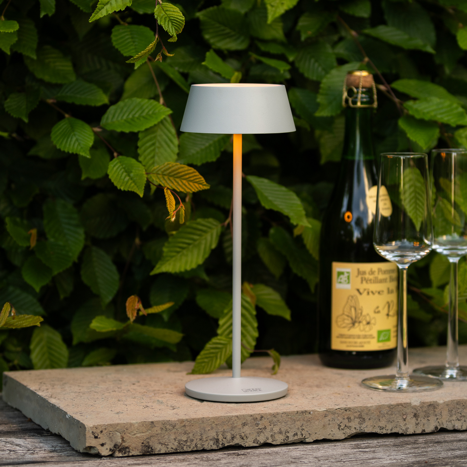 LED-akutoitel laualamp Menton, hall, kõrgus 27 cm, IP54, USB LED-akutoitel laualamp Menton, hall, kõrgus 27 cm, IP54, USB