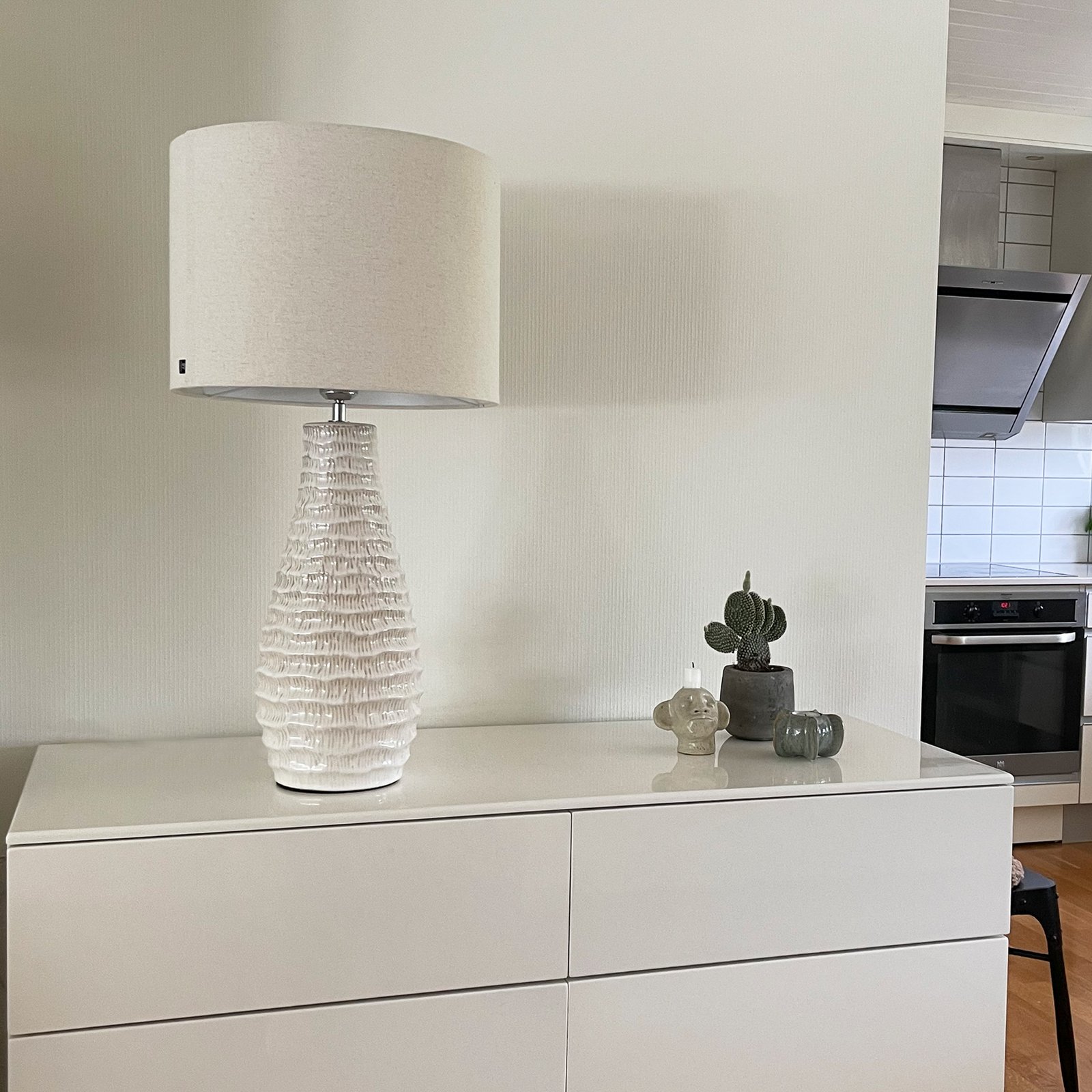 By Rydens galda lampa Bartha, krēmkrāsas/bēša, augstums 74 cm