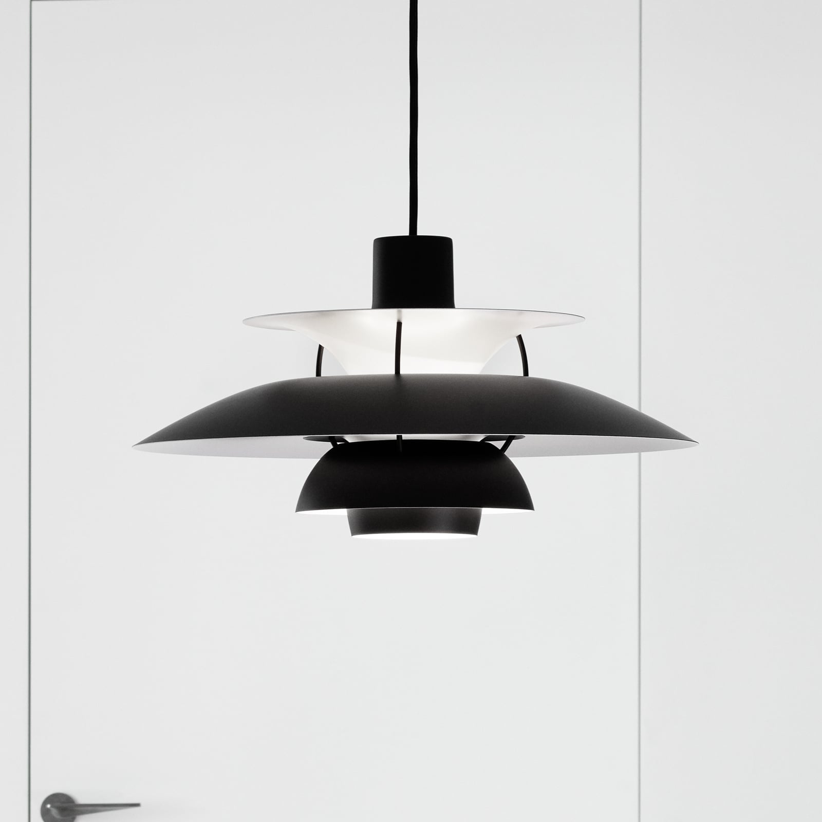 Louis Poulsen PH 5 závesná lampa, monochróm čierna