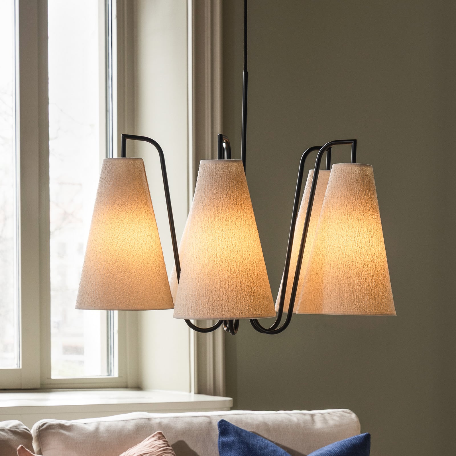 Globen Lighting Κρεμαστό φωτιστικό Lou 5, λευκό Bouclé/μαύρο ύφασμα