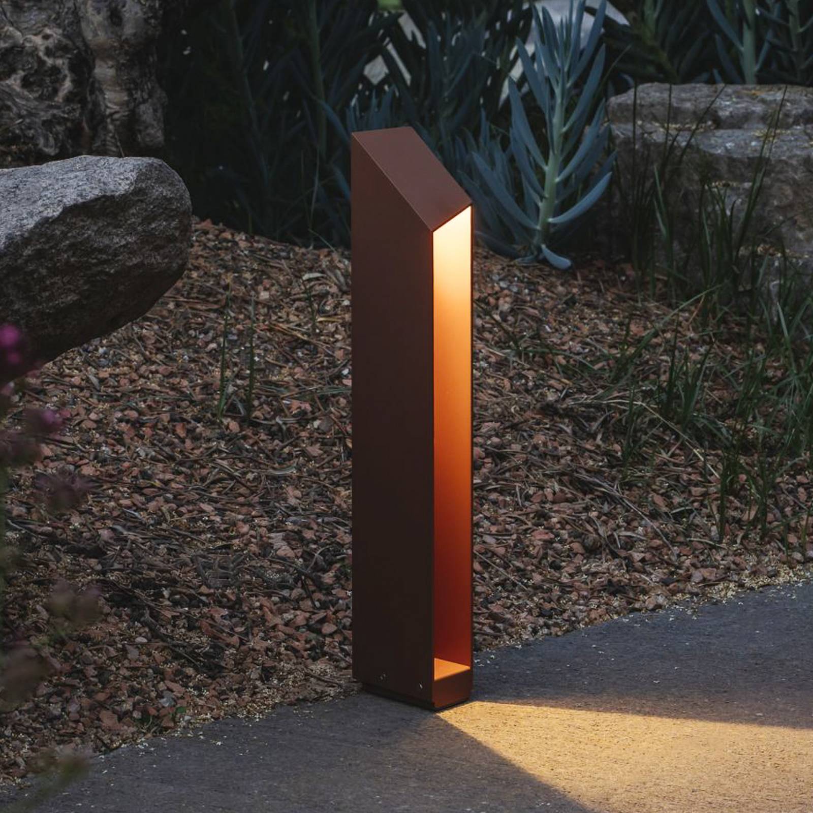 Lampa cokołowa MARSET LED Domus, wysokość 55 cm, kolor rdzawy, aluminium