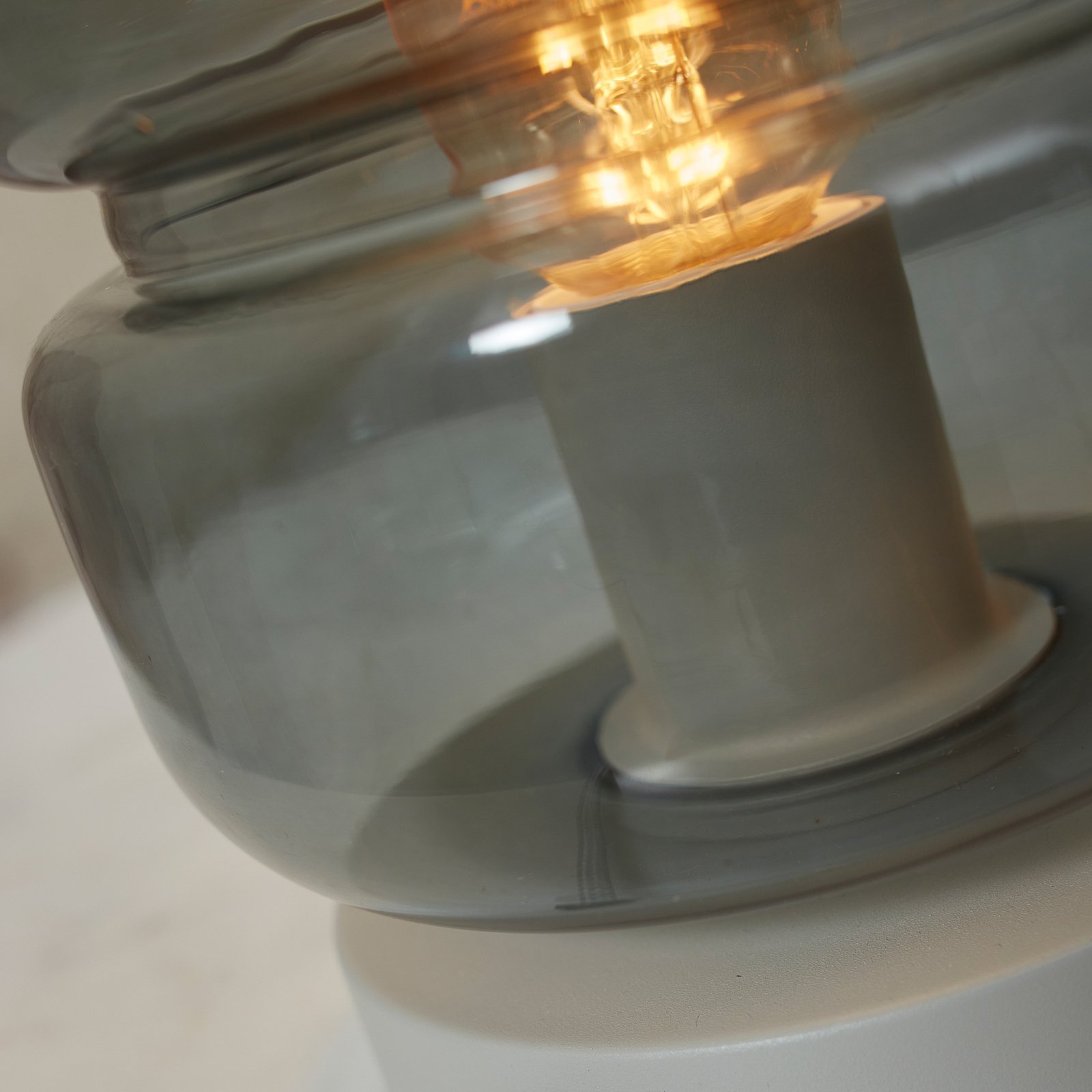 Jedná se o stolní lampu RoMi Verona, světle šedá
