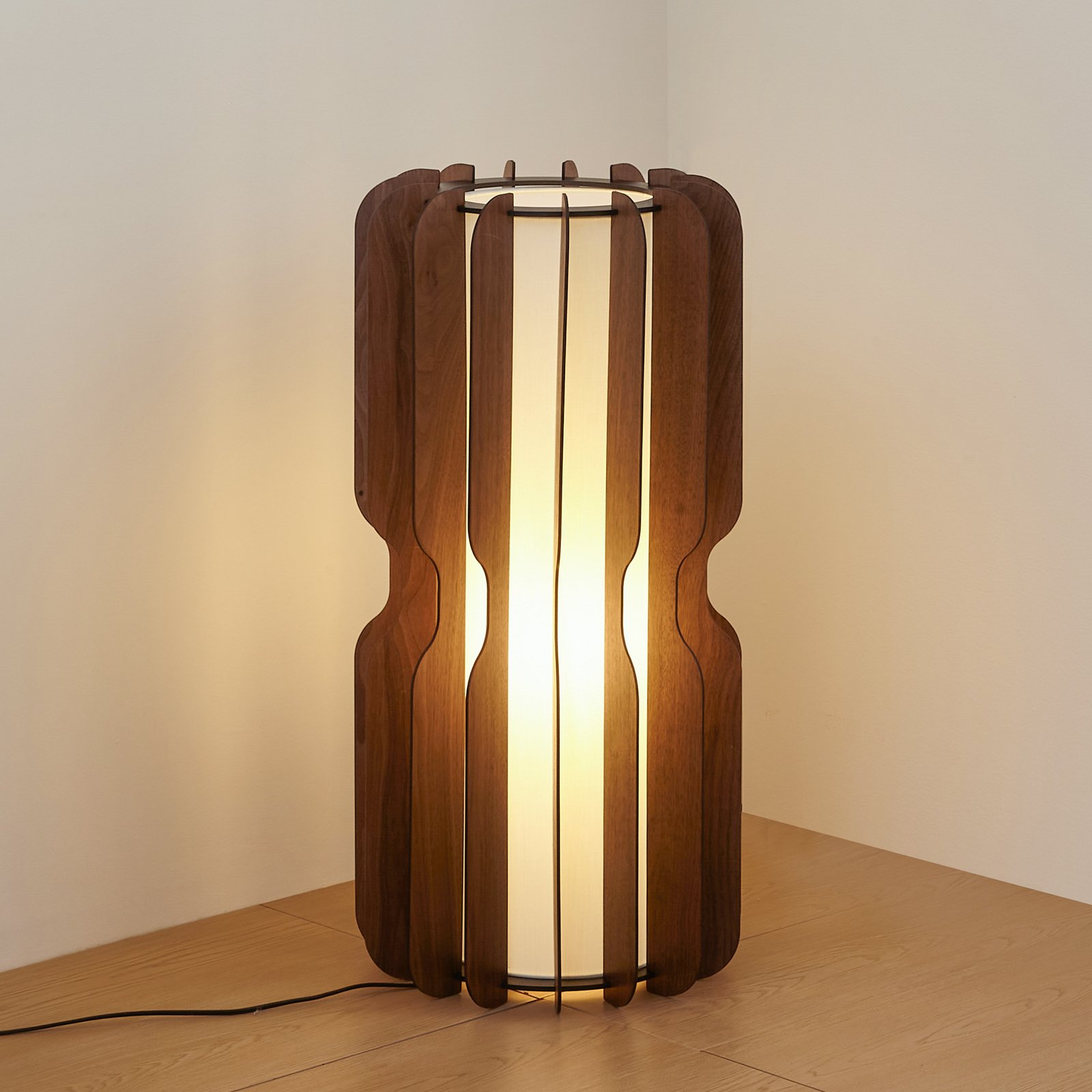 Lucande Stehleuchte Juneta, 75 cm, braun, Holz, Textil