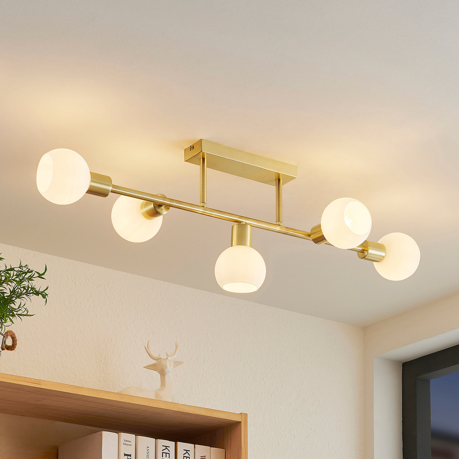 Lindby Biscala plafón 5 luces latón/opalino