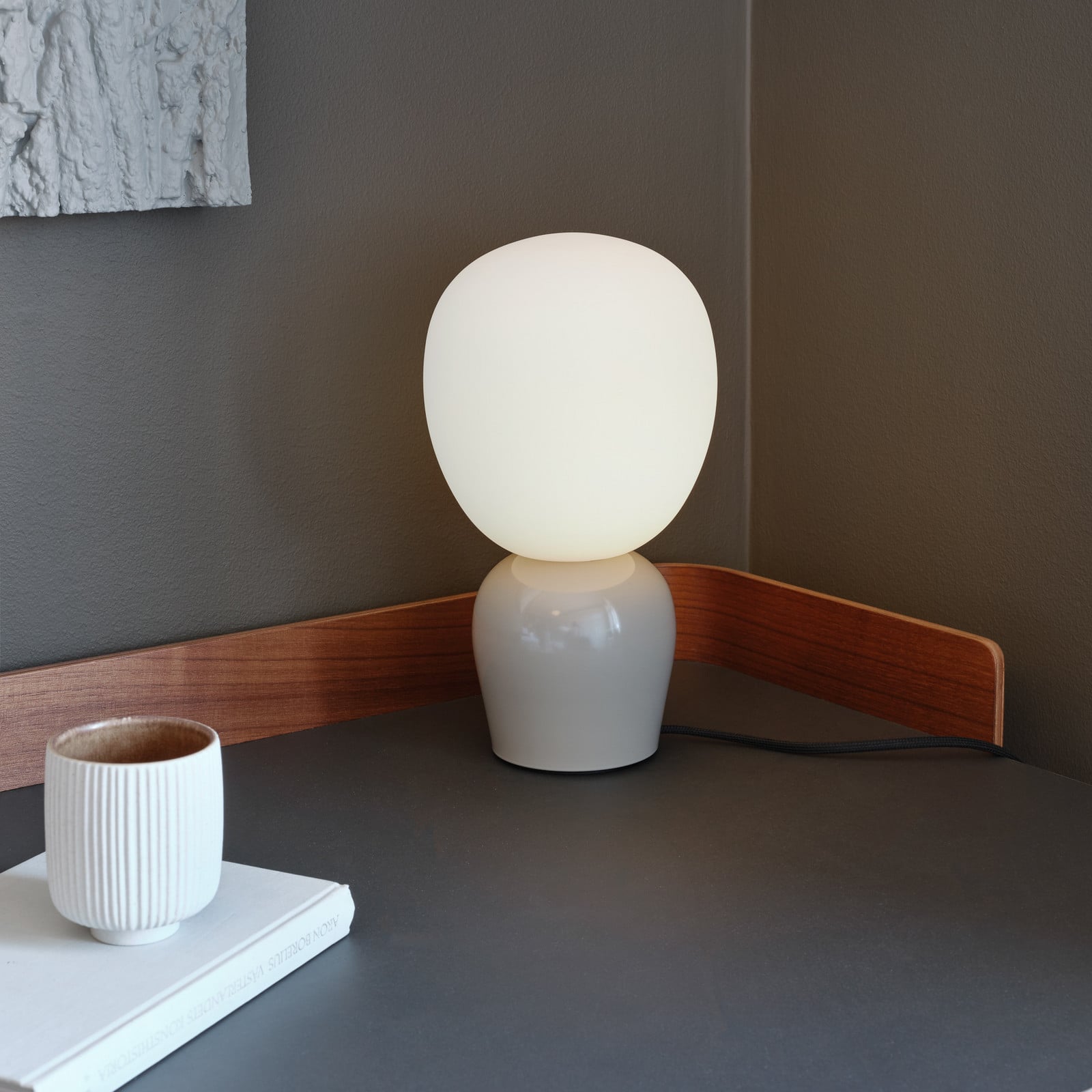 Buddy bordlampe, grå, metal/glas, højde 33,5 cm Belid - Stue - Design - Kugle