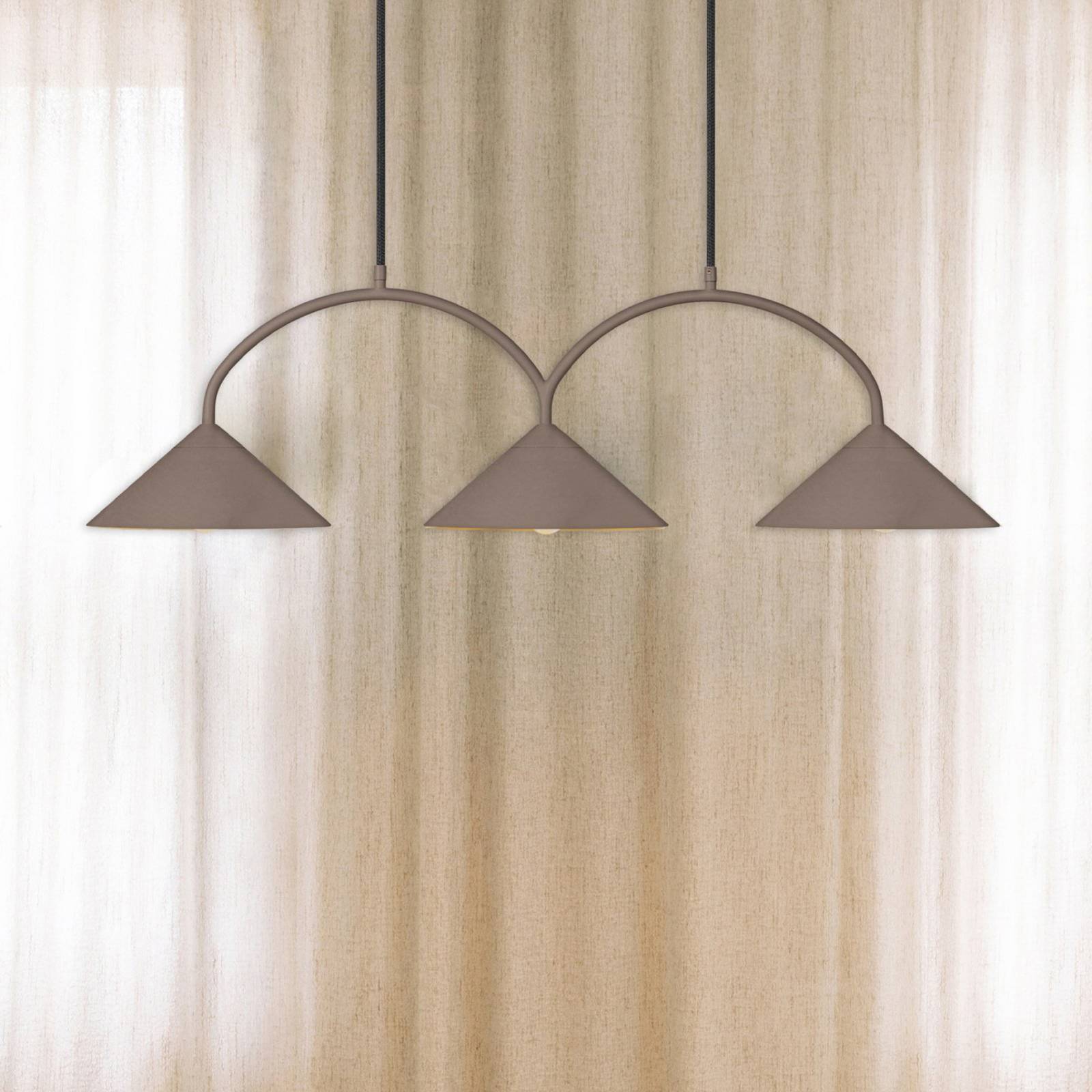 Globen Lighting suspension CURVE, longueur 95 cm, marron, à 3 lampes.