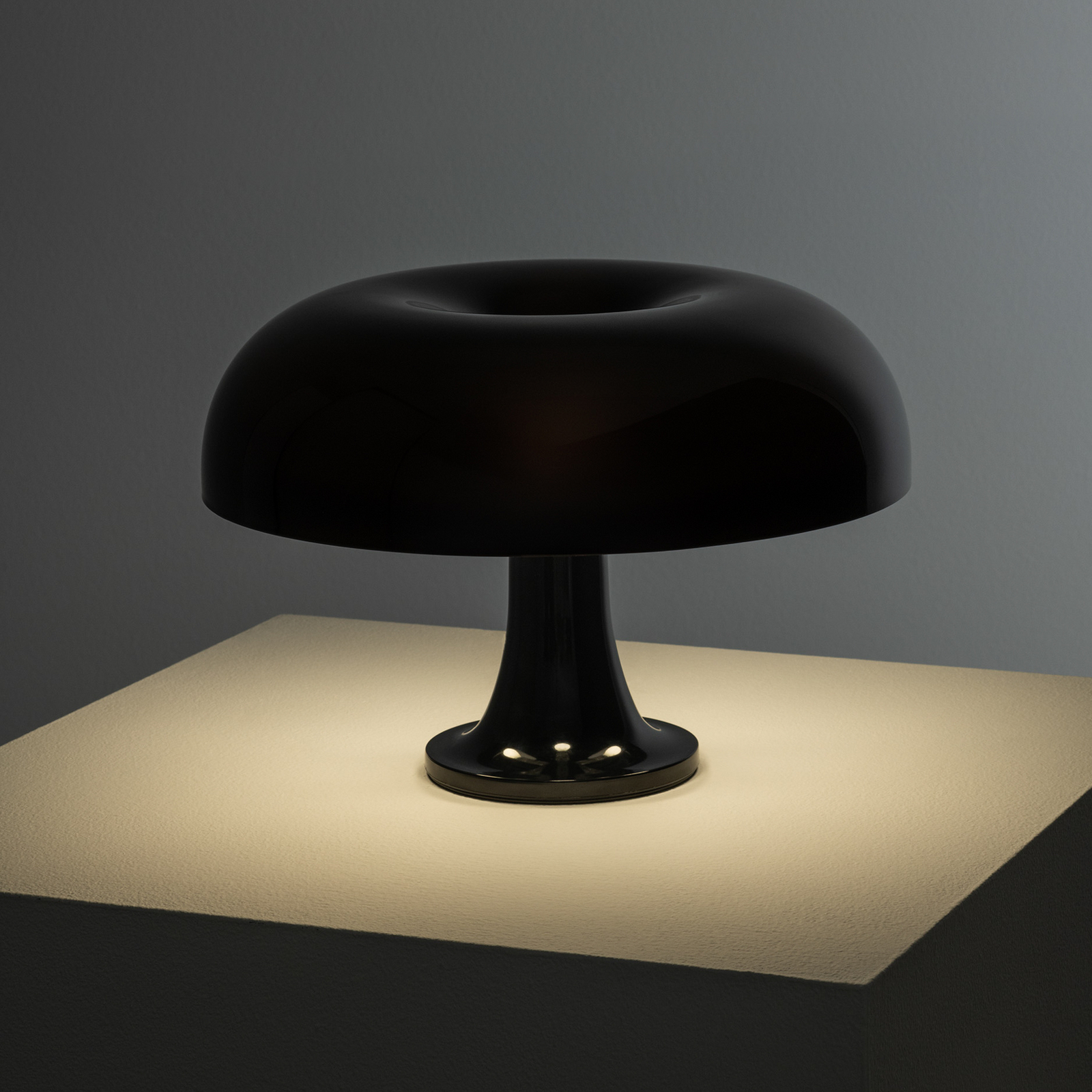 Nessino asztali világítás, fekete, magasság 22 cm, E14 – Artemide