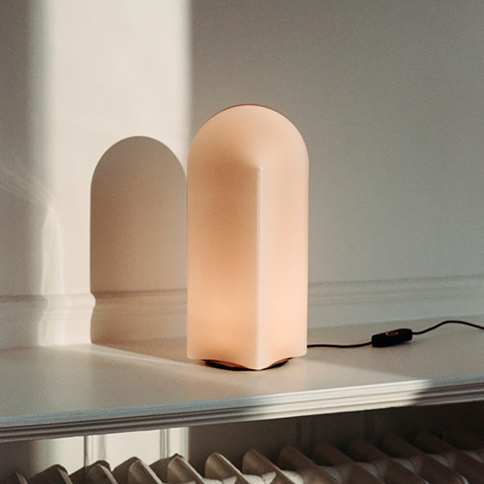 HAY Parade 320 Bordslampa Blush, rosa / ljusröd från HAY