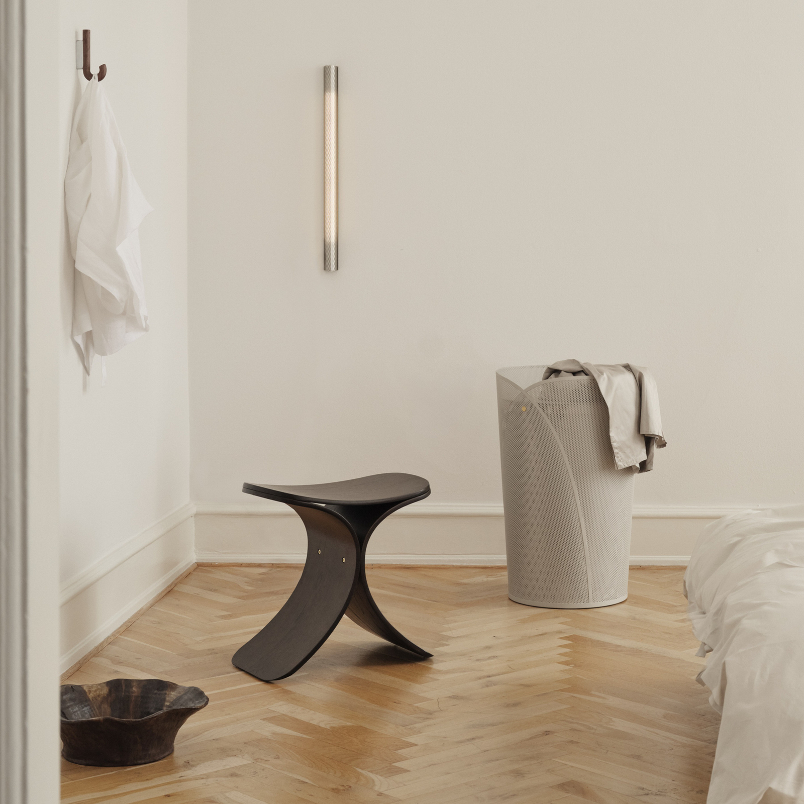 Taboret Luno, ciemne drewno, wysokość 45 cm, dąb – GEJST Taboret Luno, ciemne drewno, wysokość 45 cm, dąb – GEJST