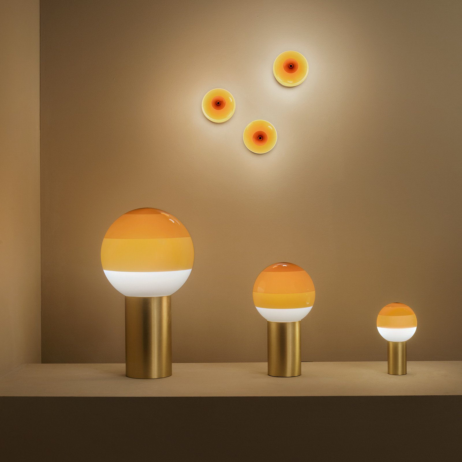 Lampa de masă MARSET Dipping Light M chihlimbar/alamă - Camera de zi / sufragerie - Design - chihlimbar alamă periată - Sticlă