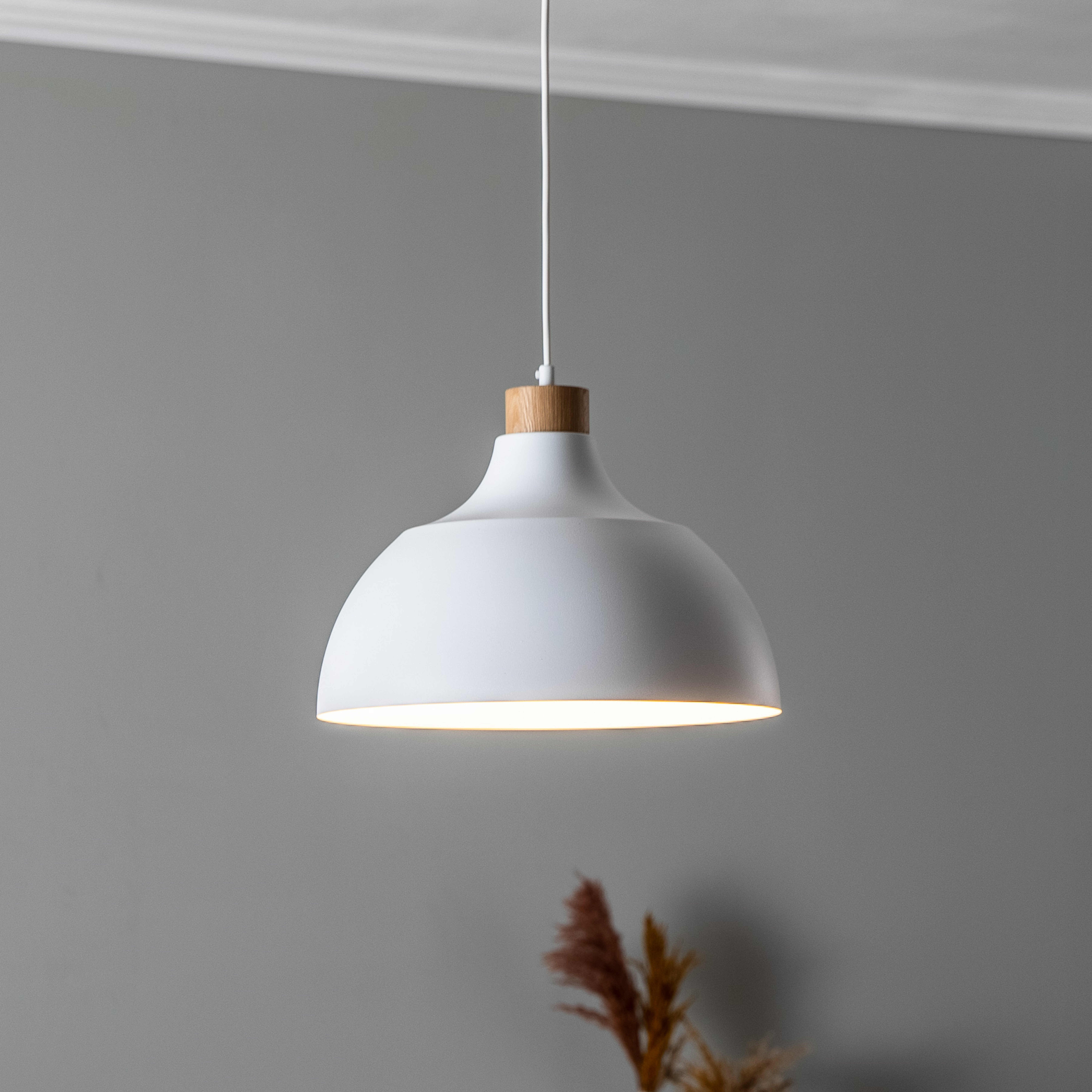 Envostar piekaramā lampa Kaitt, balta, Ø 34 cm, koka detaļas