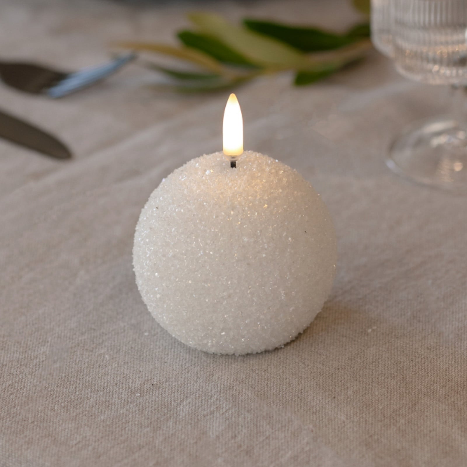 ROUND LED-stearinlys, hvid, Ø 7 cm, glitter Uyuni Lighting - Stue - Andet - Med én lyskilde billede