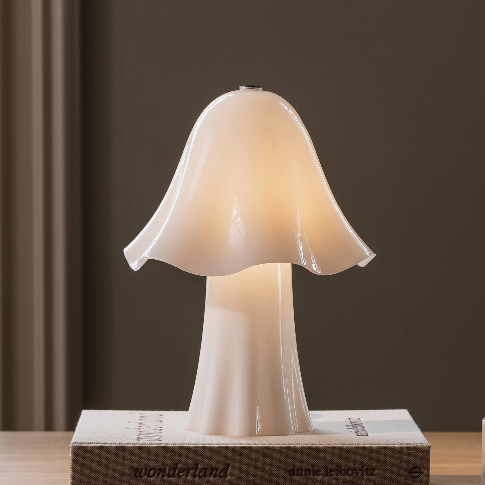 Lampa stołowa Globen Lighting „Bello” – biała, wysokość 30 cm, szkło/metal