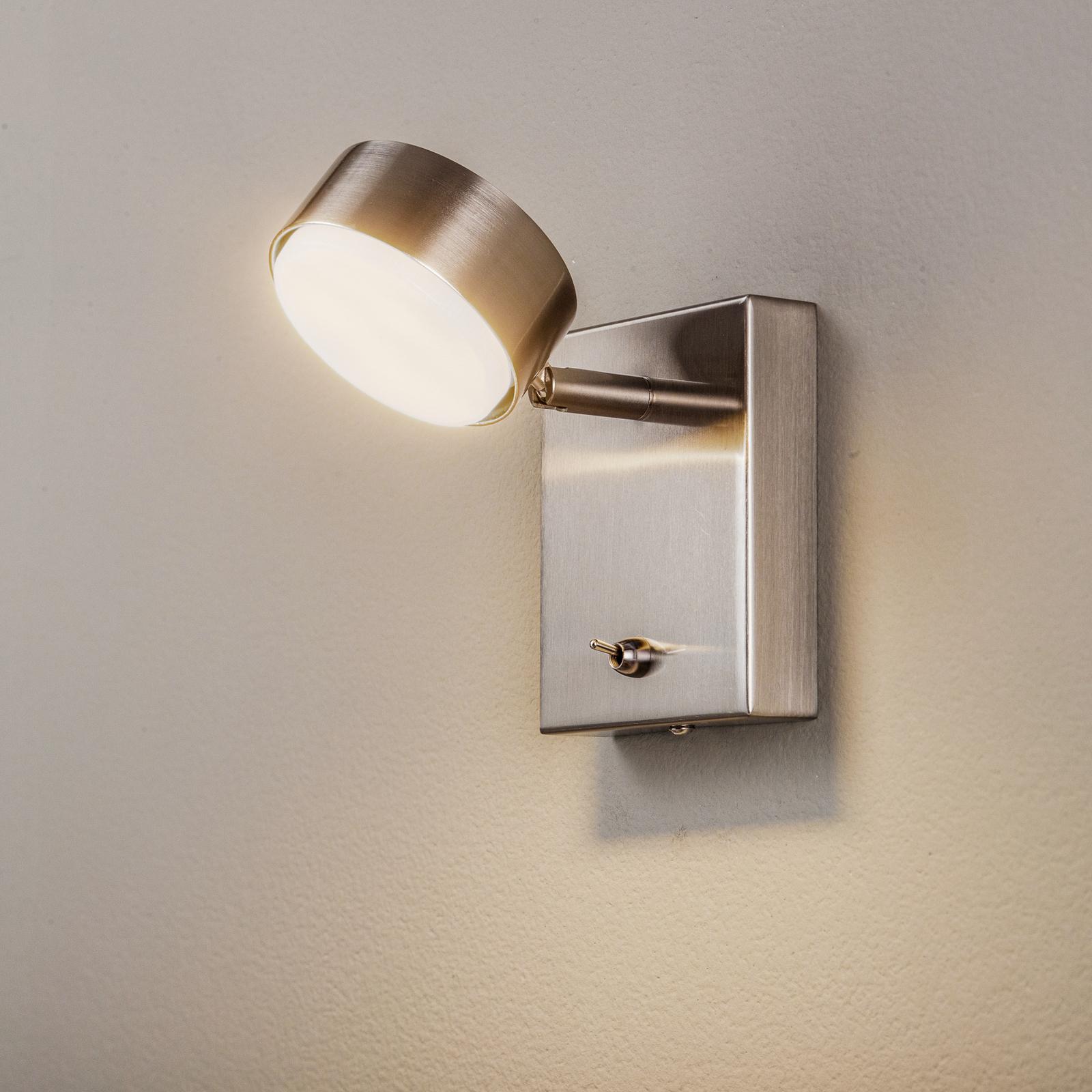 Lindby Kaylou LED-Wandlampe, kurz, nickel matt
