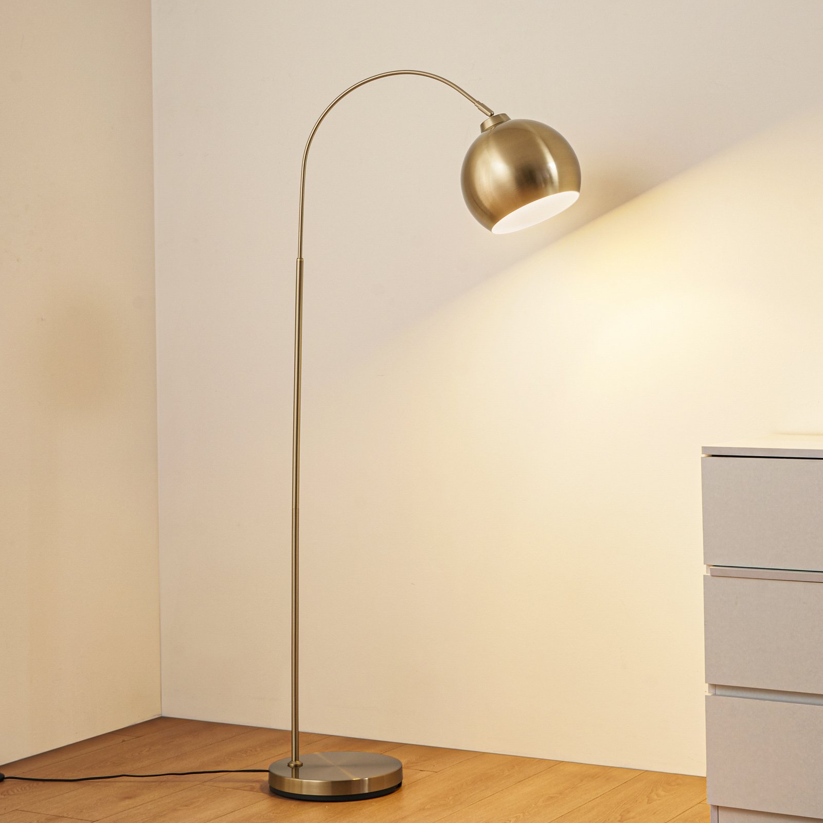 Lindby arc floor lamp Moisia, brass-coloured, metal, 148 cm