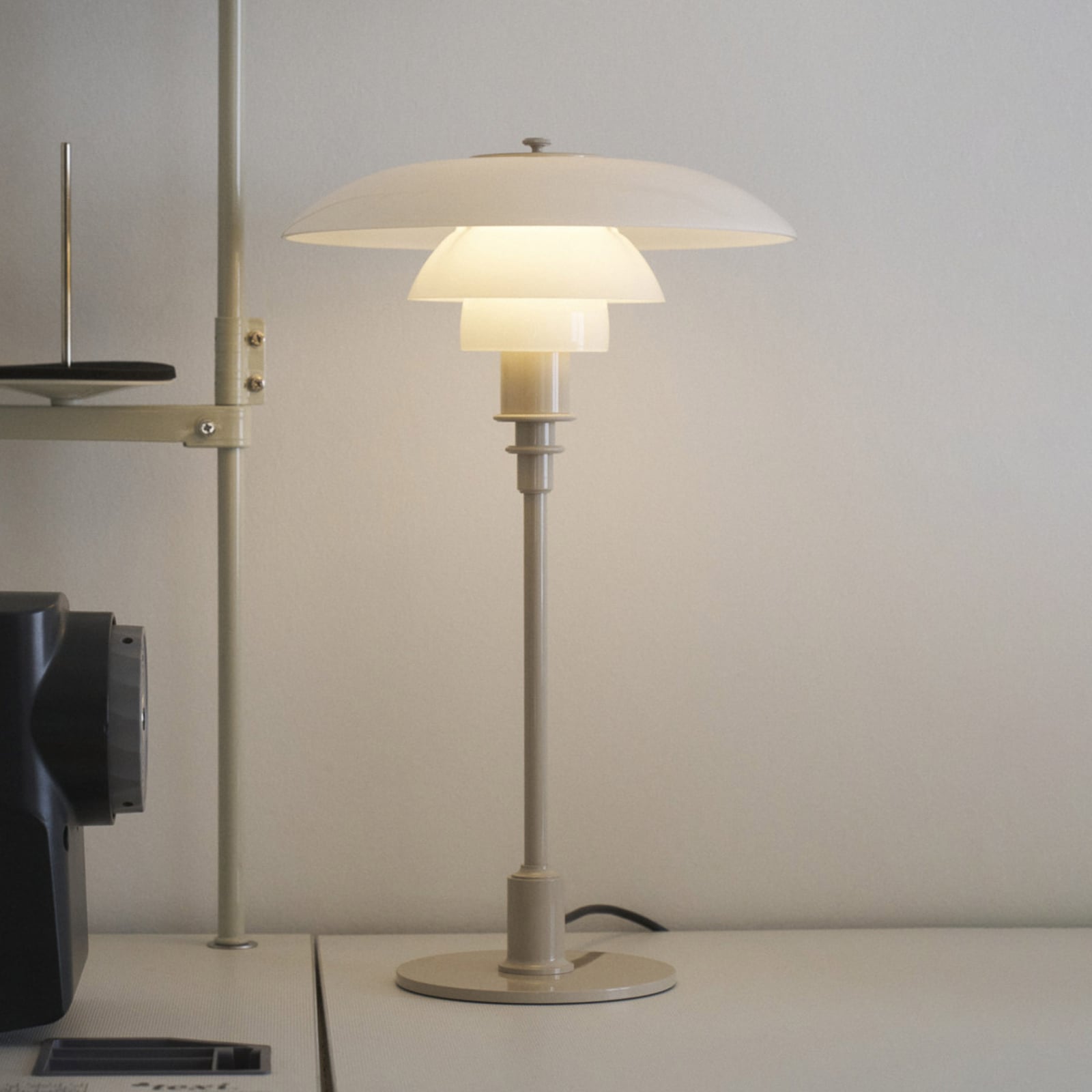 PH 3/2 pöytälamppu, kiiltävä beige, Ø 28 cm – Louis Poulsen PH 3/2 pöytälamppu, kiiltävä beige, Ø 28 cm – Louis Poulsen